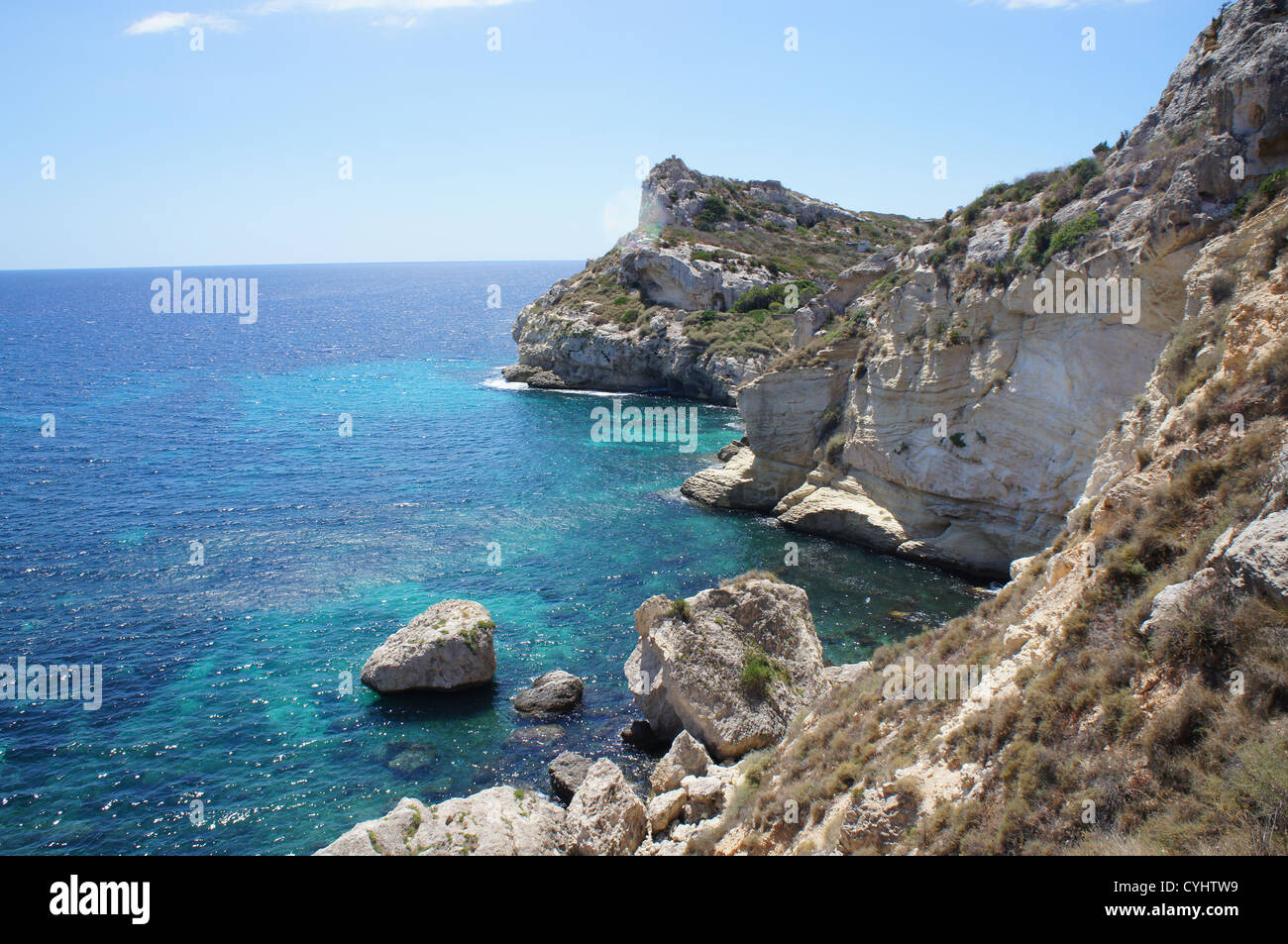 Blaue Lagune mit Steinen auf der Insel Sardinien. Italien Stockfoto