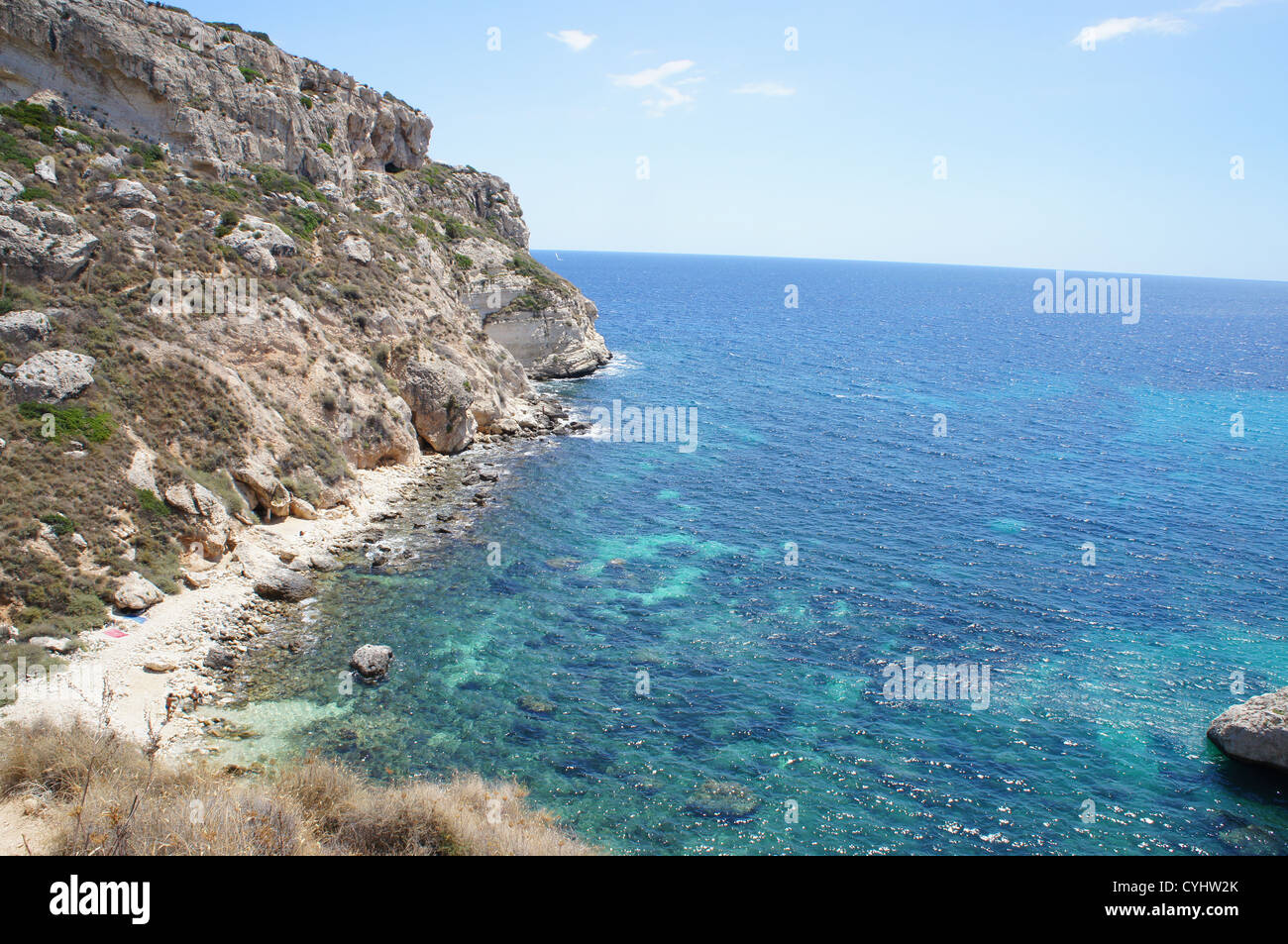 Blaue Lagune mit Steinen auf der Insel Sardinien. Italien Stockfoto