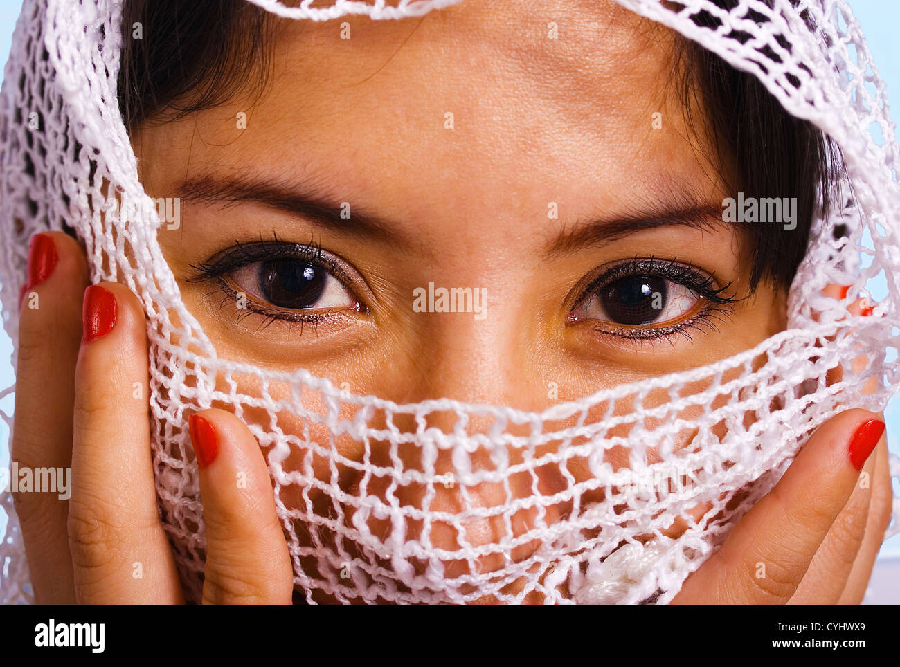 Muslimische Frau mit einem weißen Tuch Schleier über das Gesicht Stockfoto