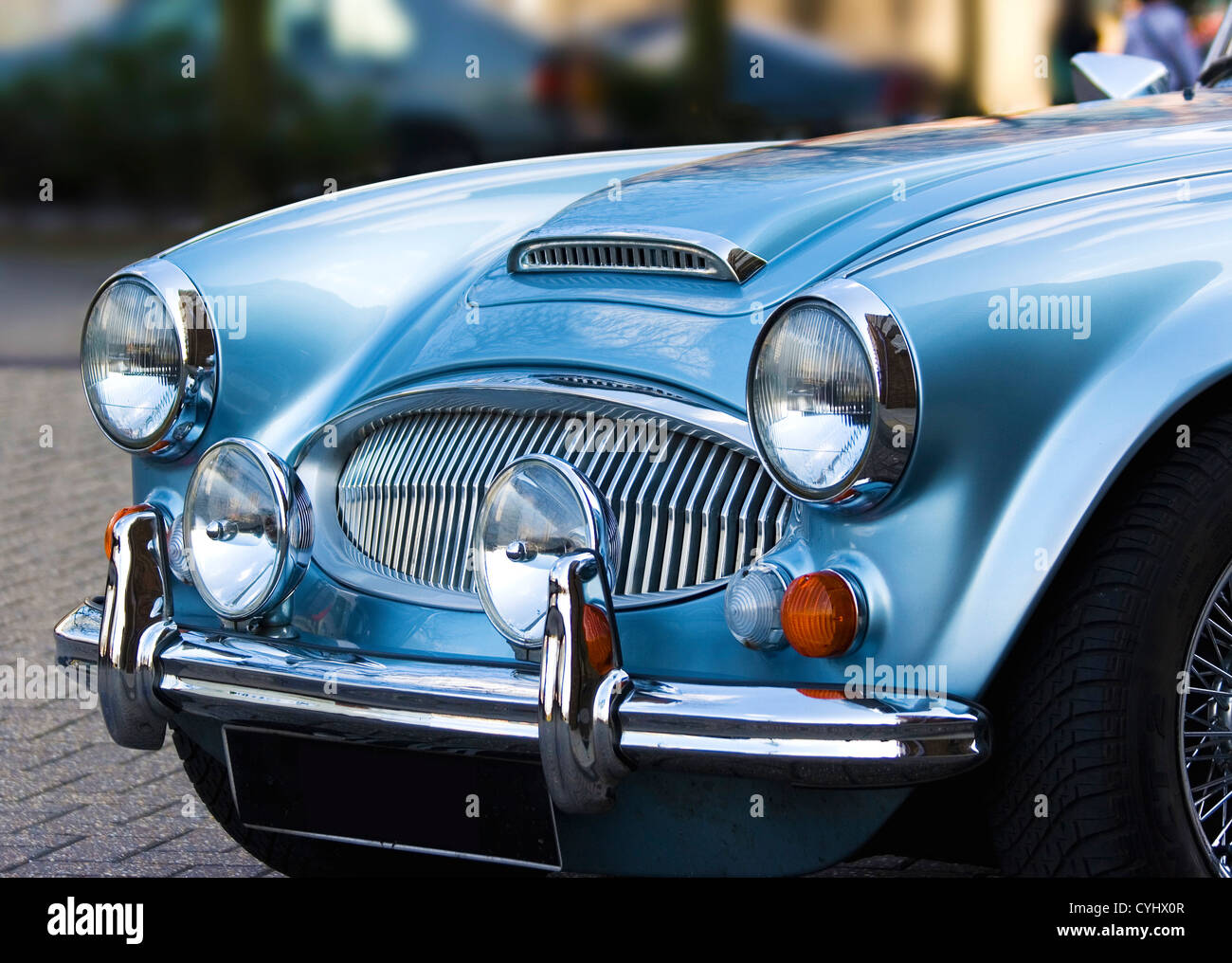 Ein klassische glänzende metallic-blau Sportwagen auf den Straßen Stockfoto