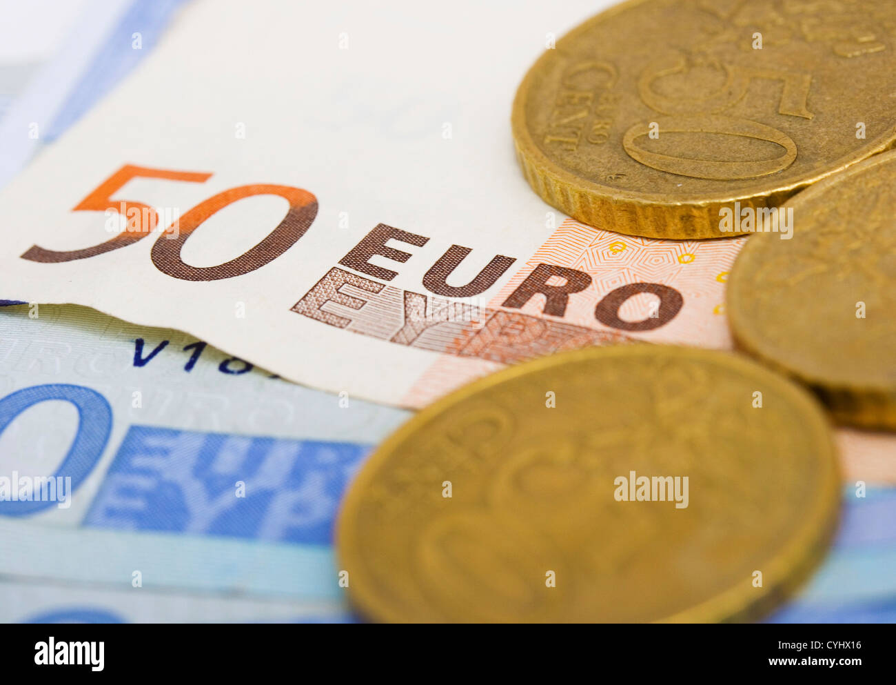 Euro-Bargeld und Münzen ausgeben oder investieren Stockfoto