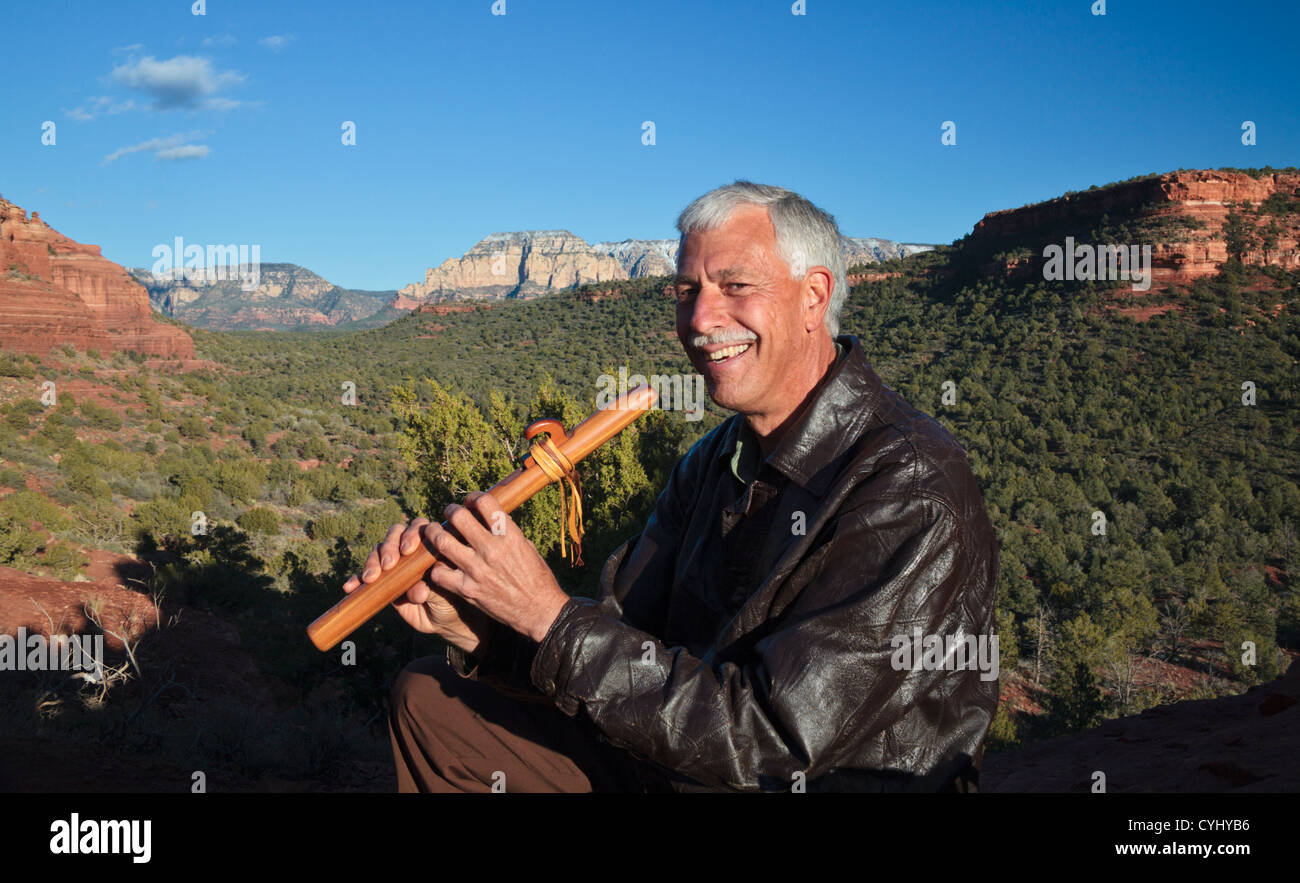Mann mit Native American Flute auf Vista Trail in Sedona Stockfoto