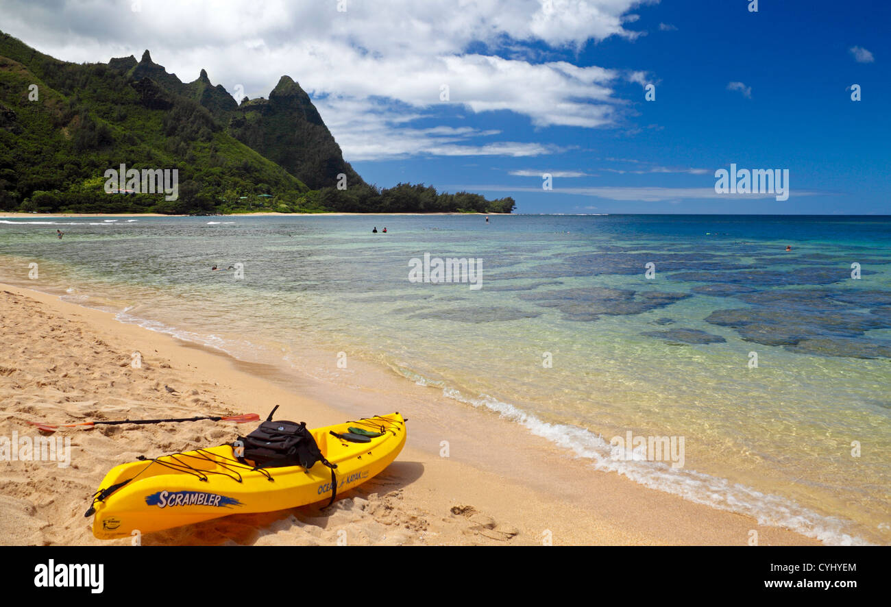 Kayak im Tunnel Beach auf Kauai mit Mt. Makana, genannt Bali Hai in Ferne Stockfoto