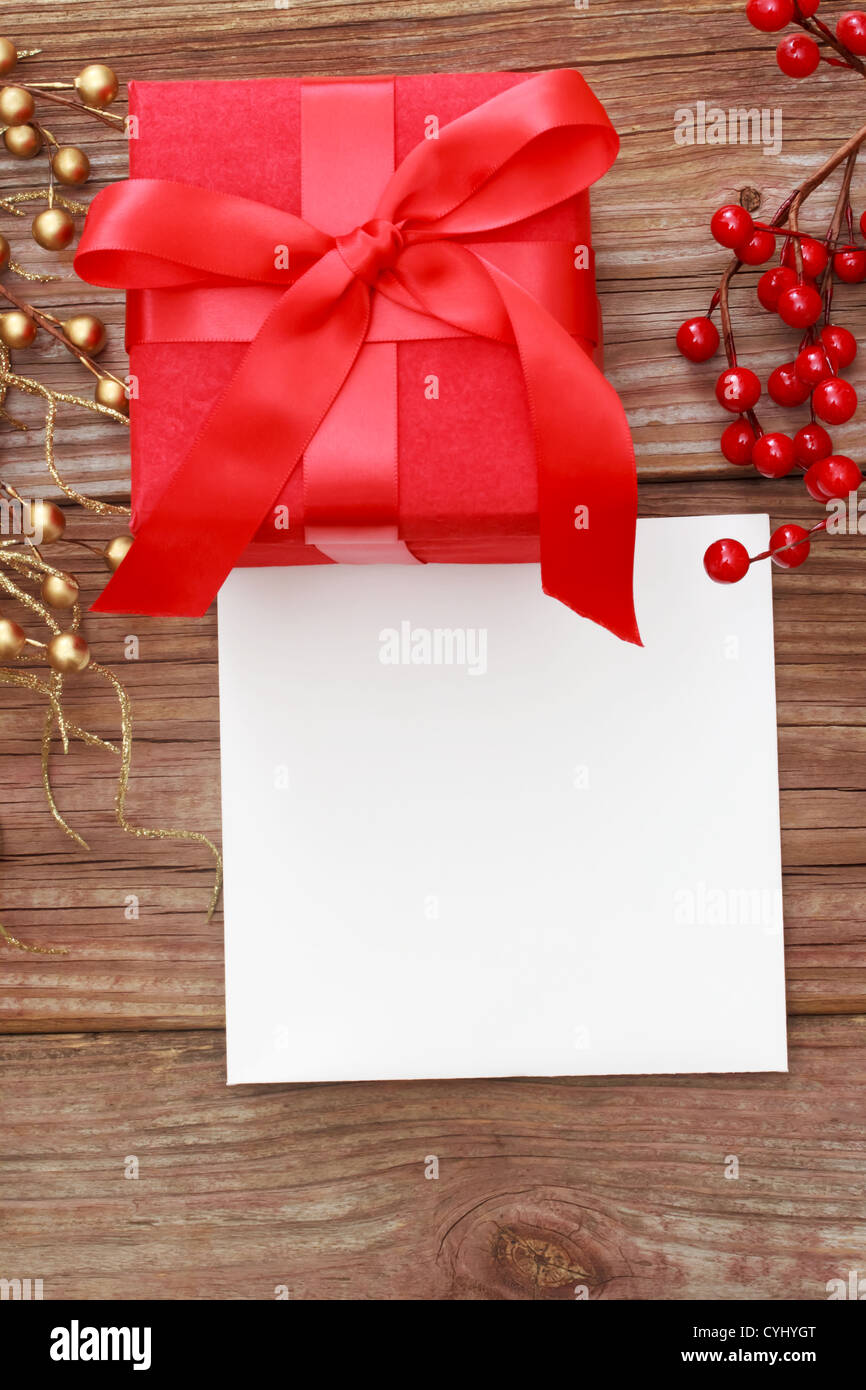 Roten Geschenkbox mit Karte Stockfoto