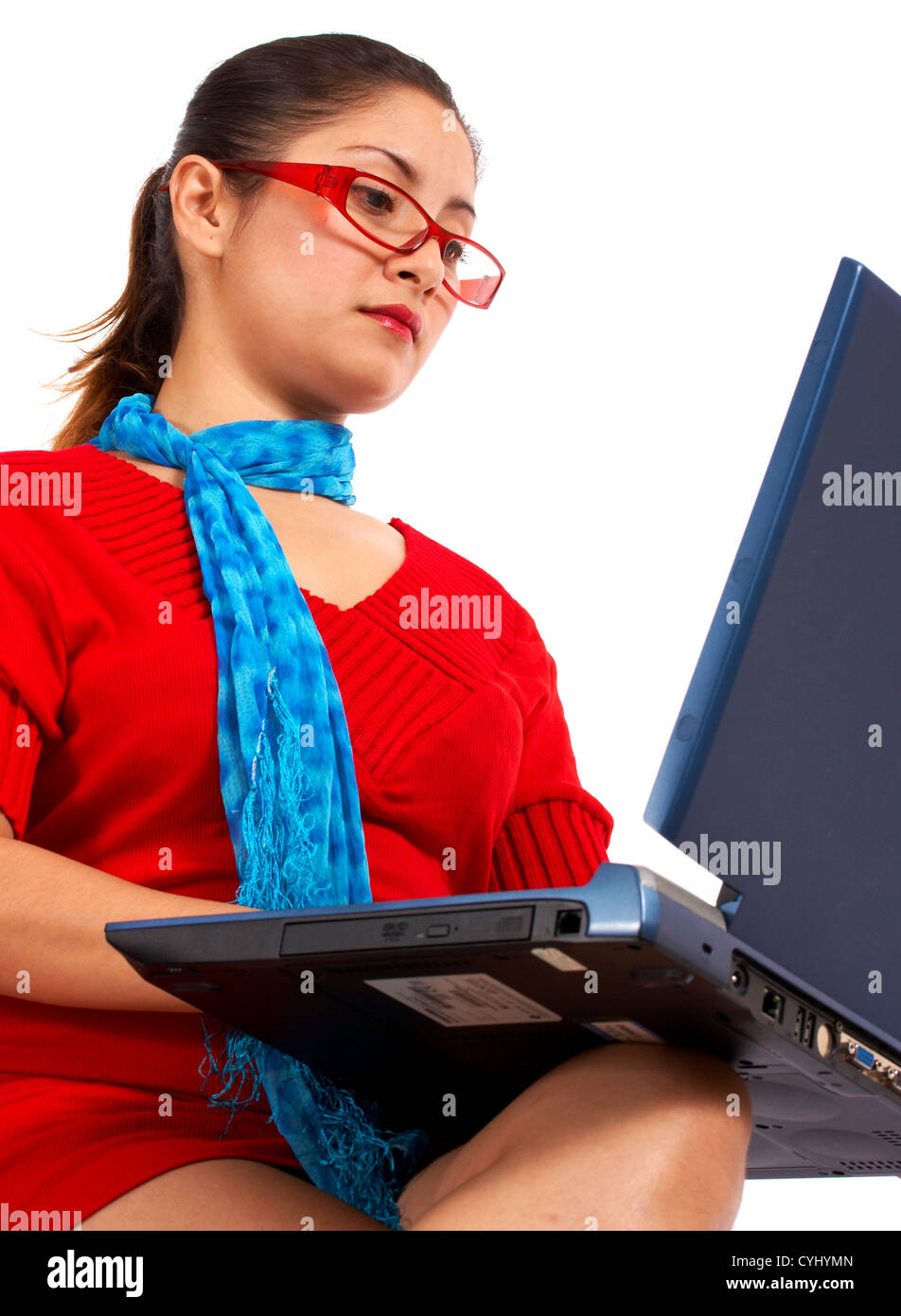 Hübsche Frau mit Laptop auf dem Knie, Internet surfen Stockfoto