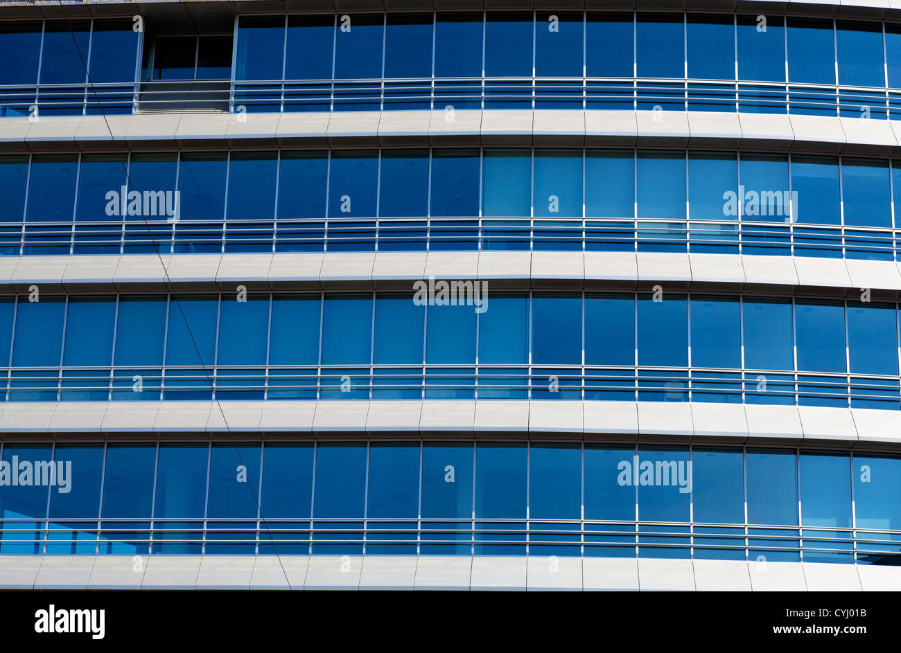 Vorderansicht des Windows des heutigen Business tower Stockfoto