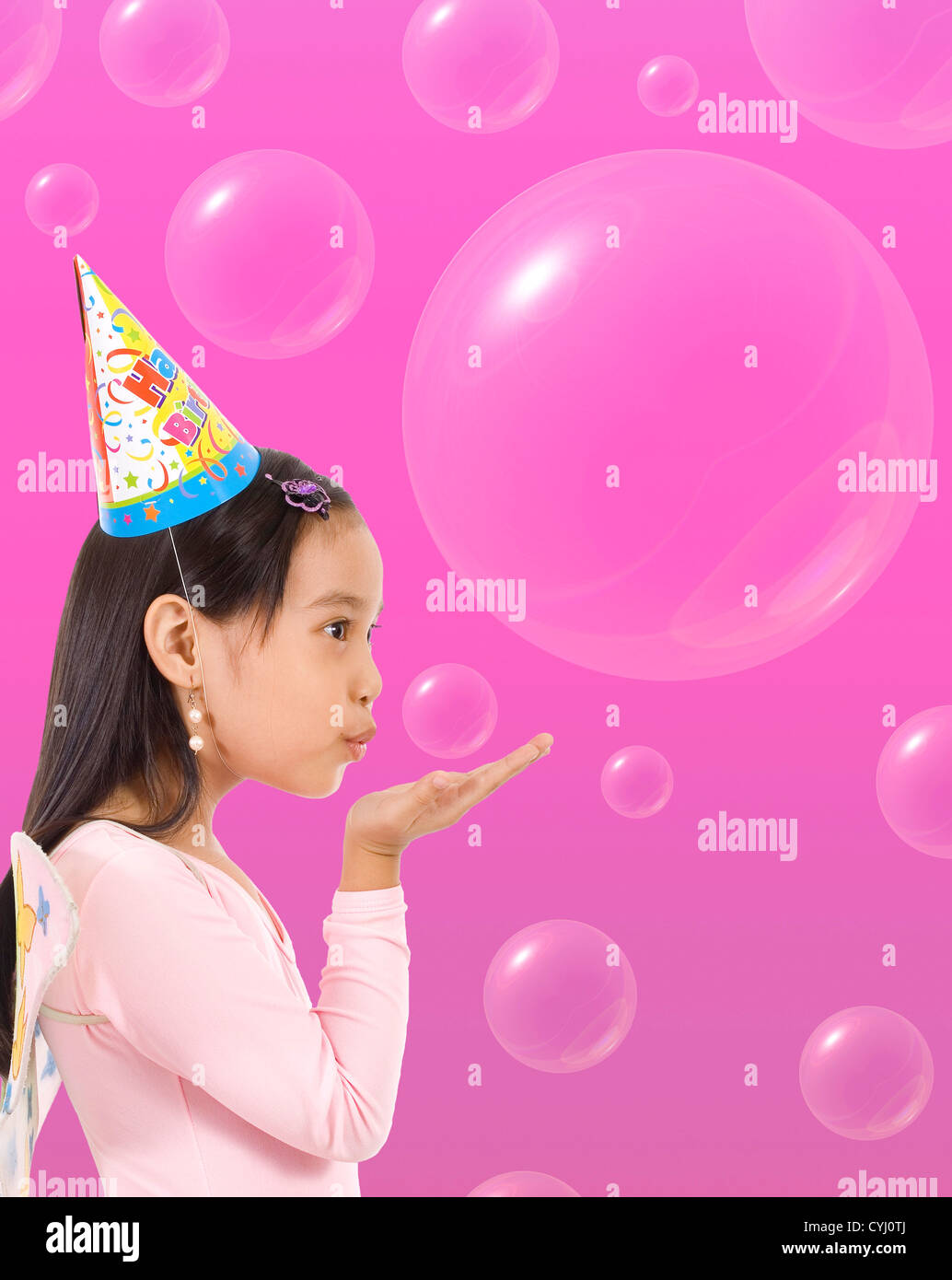 Happy Girl In einen Partyhut Seifenblasen Stockfoto