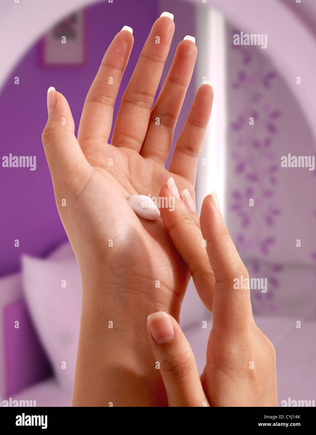 Ihre Hände gegen trockenen Haut aufsetzen Feuchtigkeitscreme Stockfoto