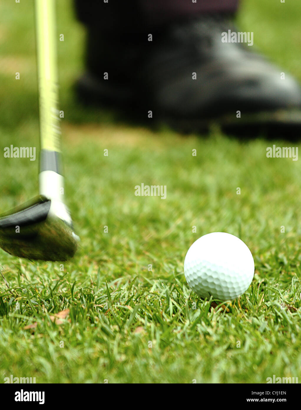 Fahren einen Golfball vom Abschlag In einem Golfturnier Stockfoto