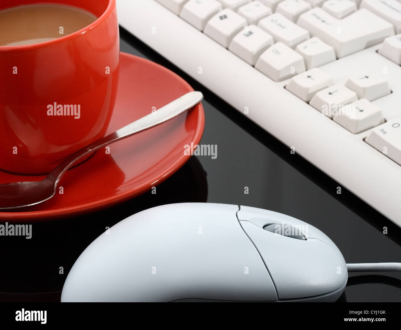 Tastatur und Maus und einer Tasse Kaffee In einem Büro Stockfoto