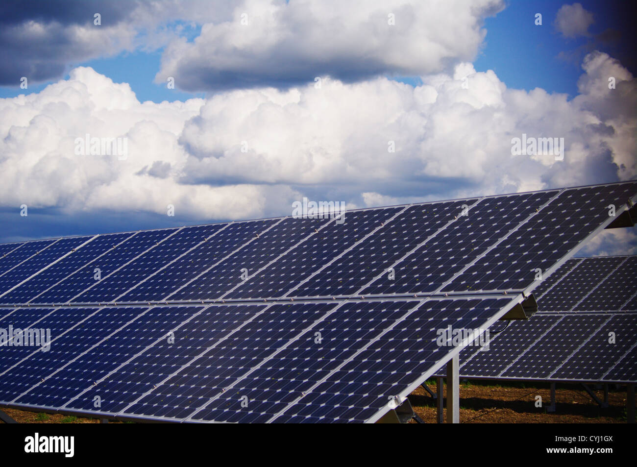 Sonnenkollektor-Energieanlage außerhalb gegen Himmel Stockfoto