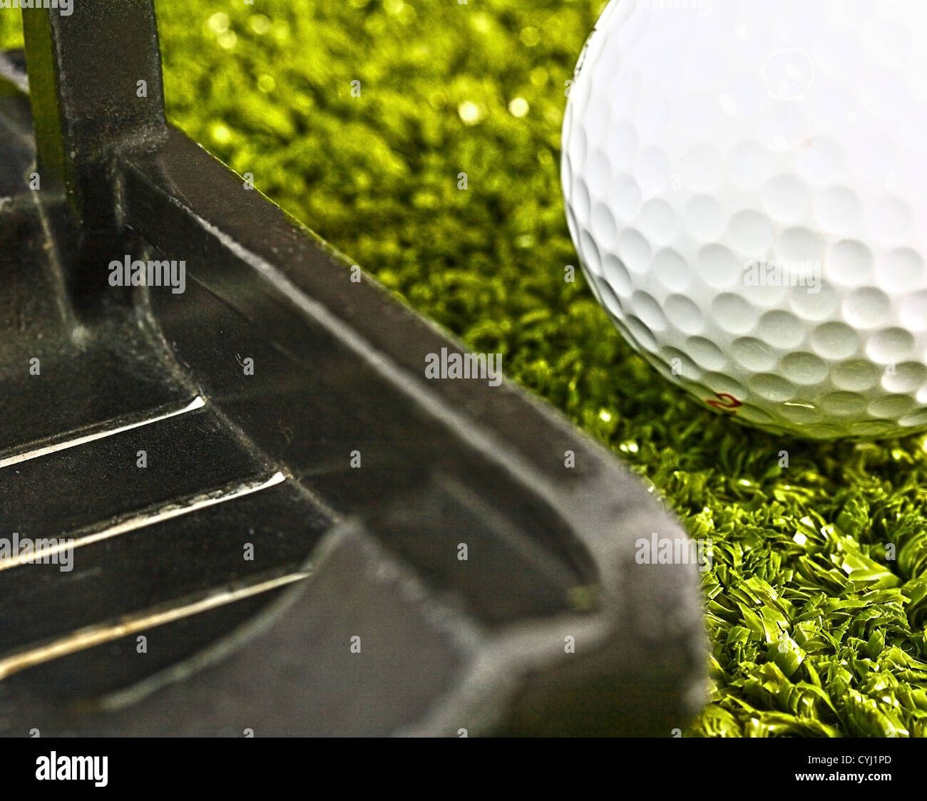 Verwenden einen Putter für die Umsetzung eines Golfballs auf dem Putting Green Stockfoto