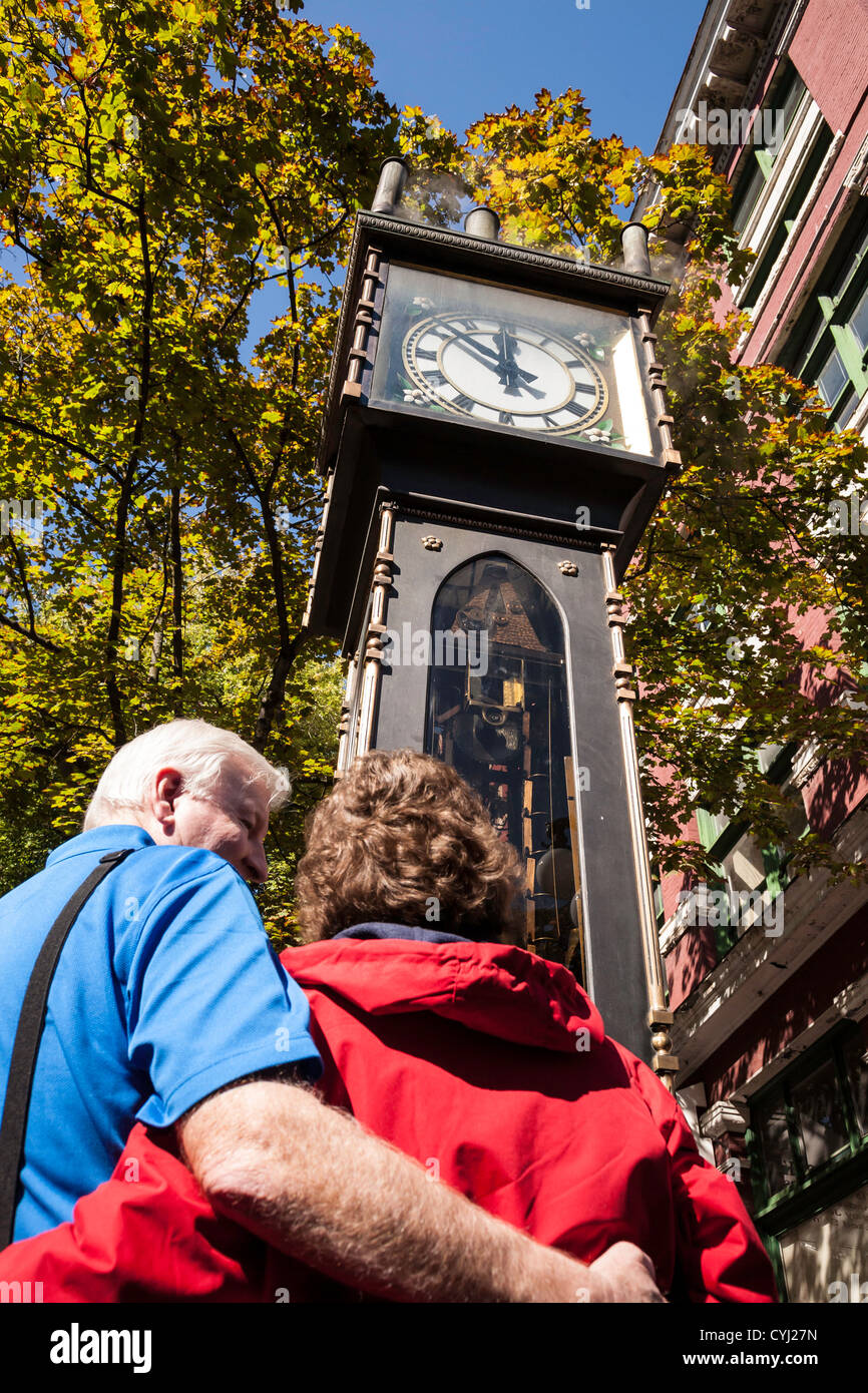 Älteres paar Touristen am Dampfuhr in Gastown, Vancouver, Kanada Stockfoto