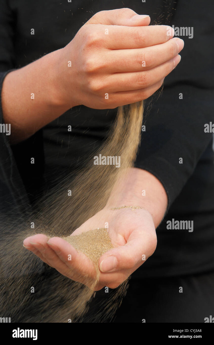 Sand, ausgeführt durch Hände als Symbol Mal in Folge verloren etc.... Stockfoto