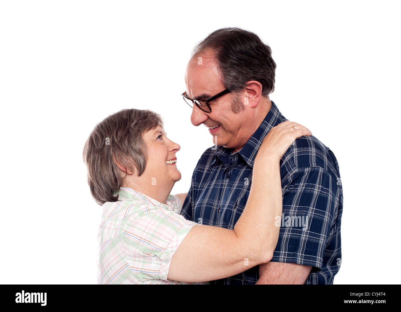 Im Alter von paar in eine romantische Stimmung suchen einander Stockfoto