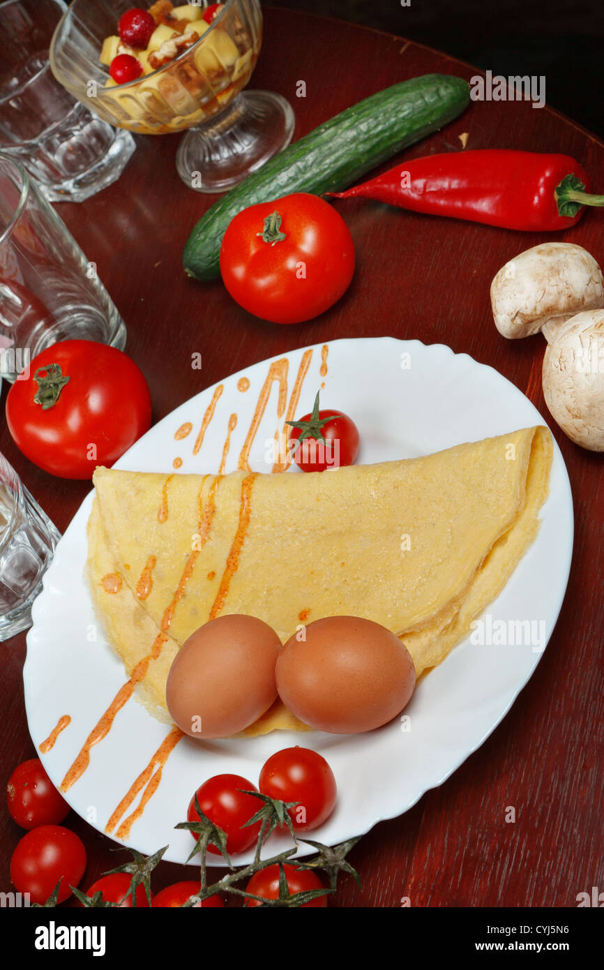 Pfannkuchen auf einem Teller mit Gemüse und Ei. Stockfoto