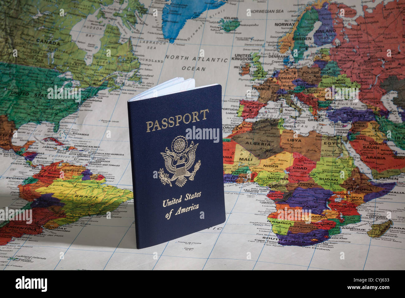 Stillleben mit US-Pass und Weltkarte Stockfoto