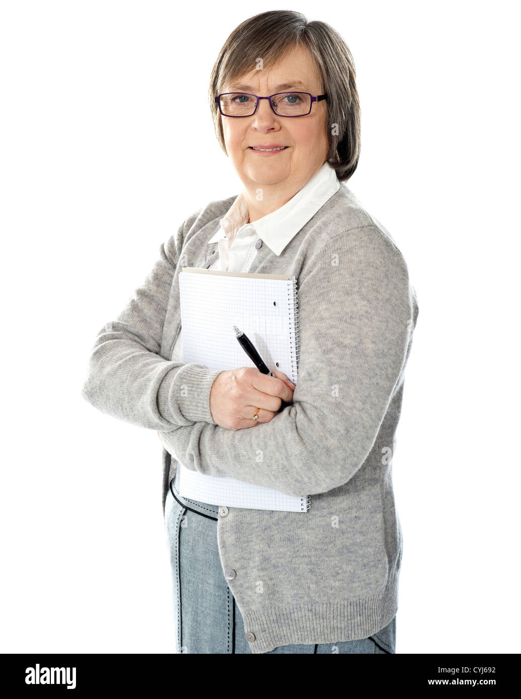 Ältere Frau mit Ordner und Stift auf weißen Hintergrund isoliert Stockfoto