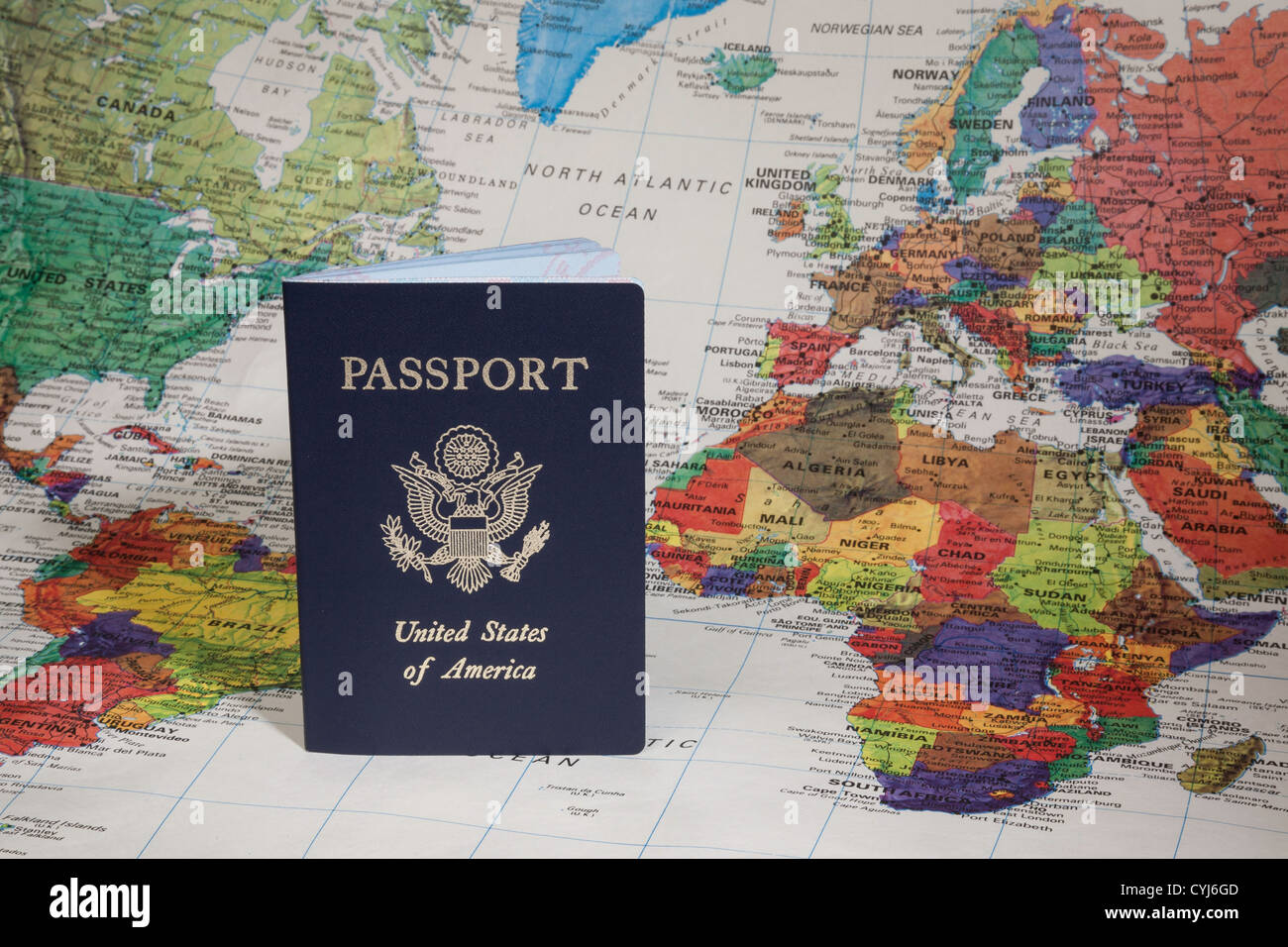 Stillleben mit US-Pass und Weltkarte Stockfoto