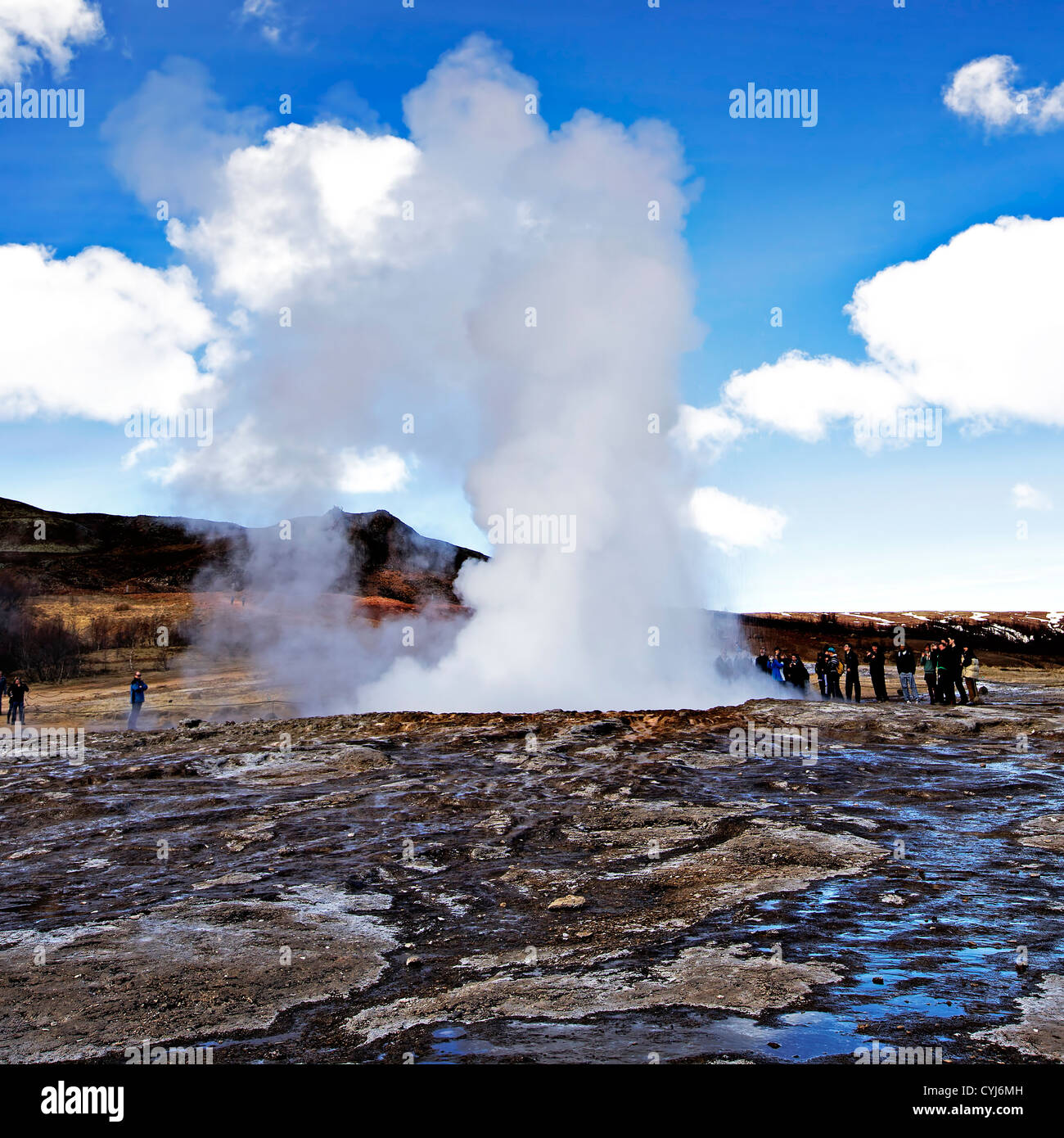 Isländische Geysir bricht mit blauen Himmel im Hintergrund Stockfoto