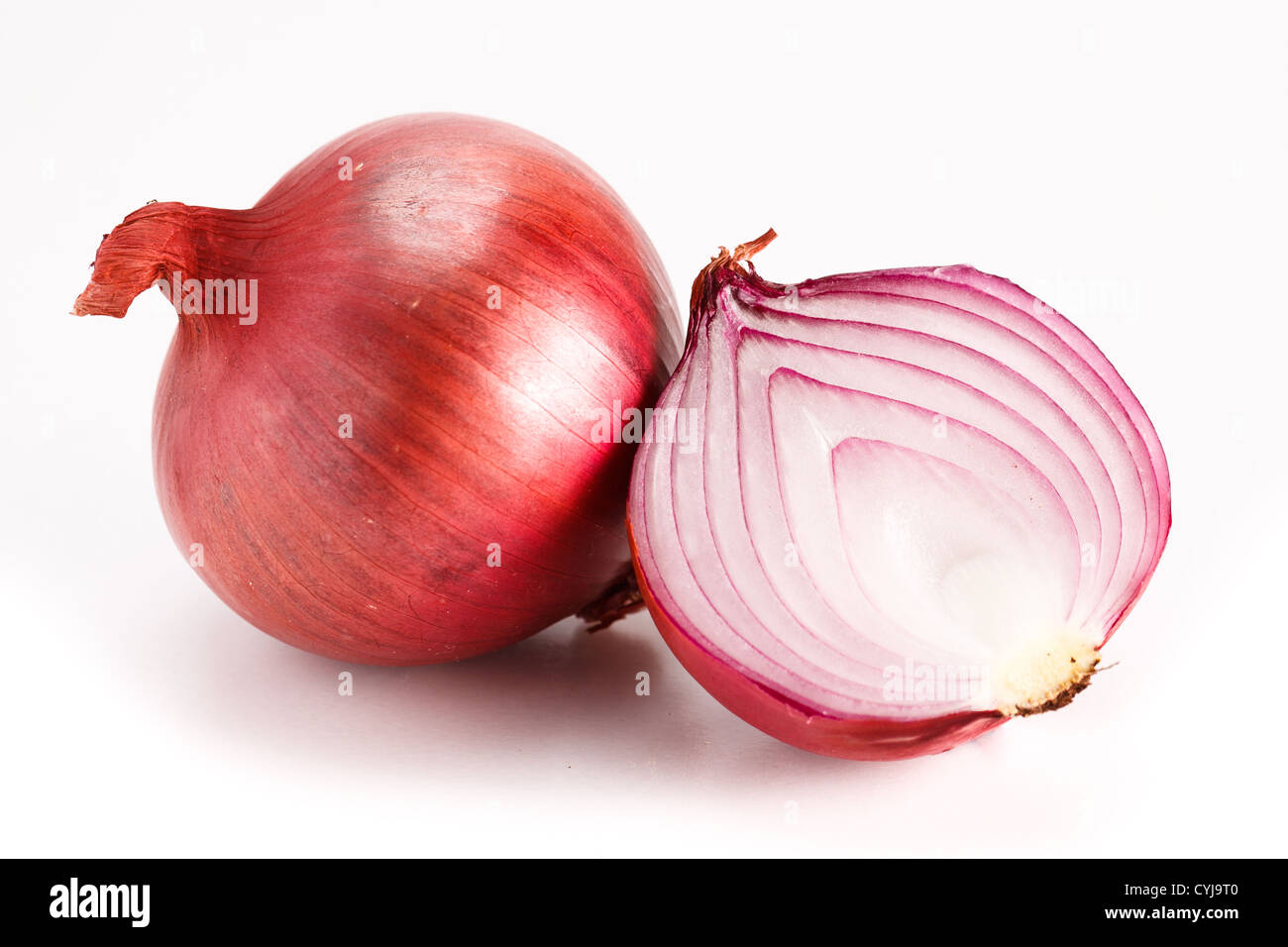 Nahaufnahme der pulsierenden köstlichen frischen roten Zwiebeln. Isoliert auf weiss. Stockfoto