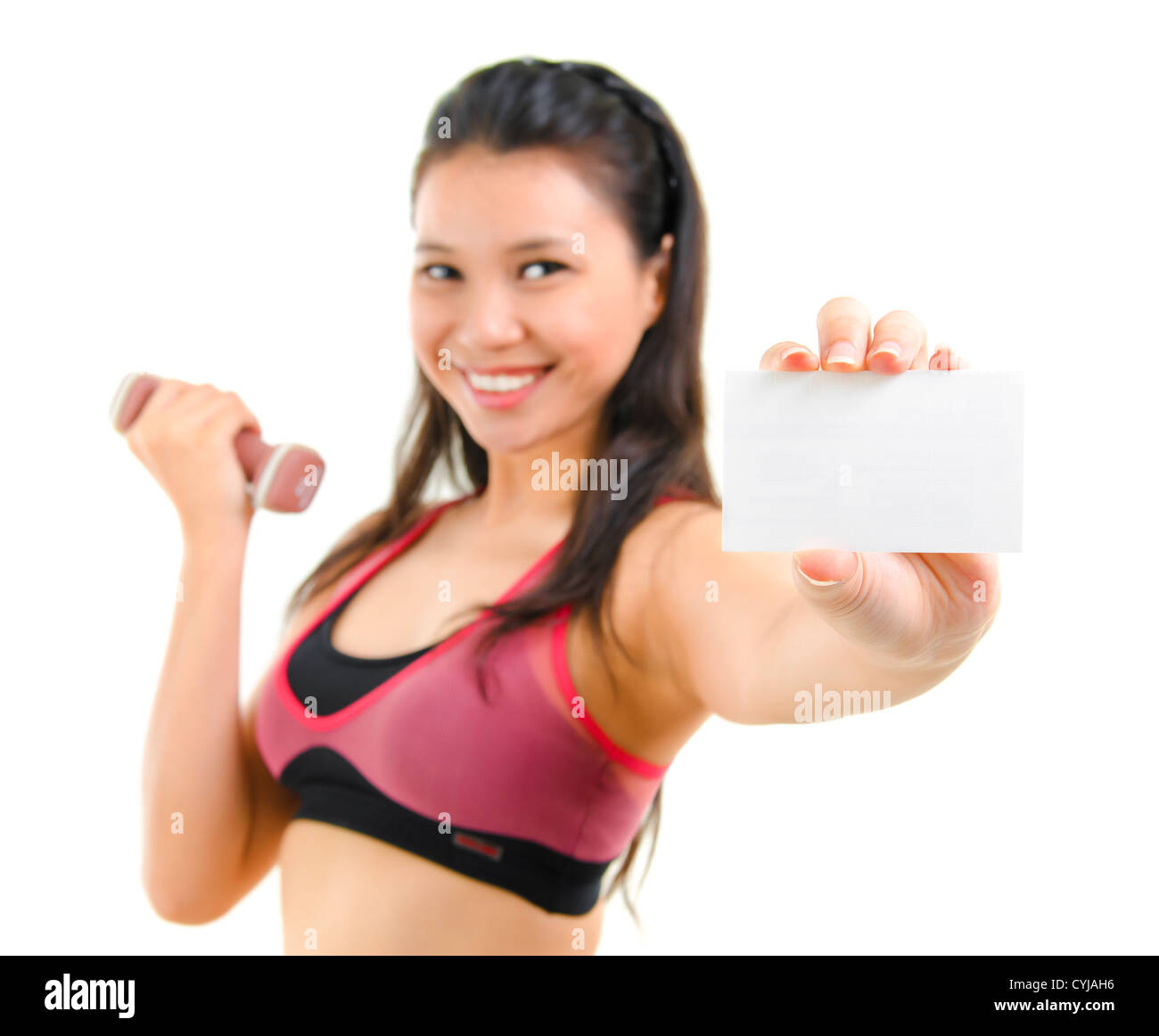 Junge gesunde Mischlinge asiatische Frau mit einer leeren Karte isoliert auf weißem Hintergrund Stockfoto