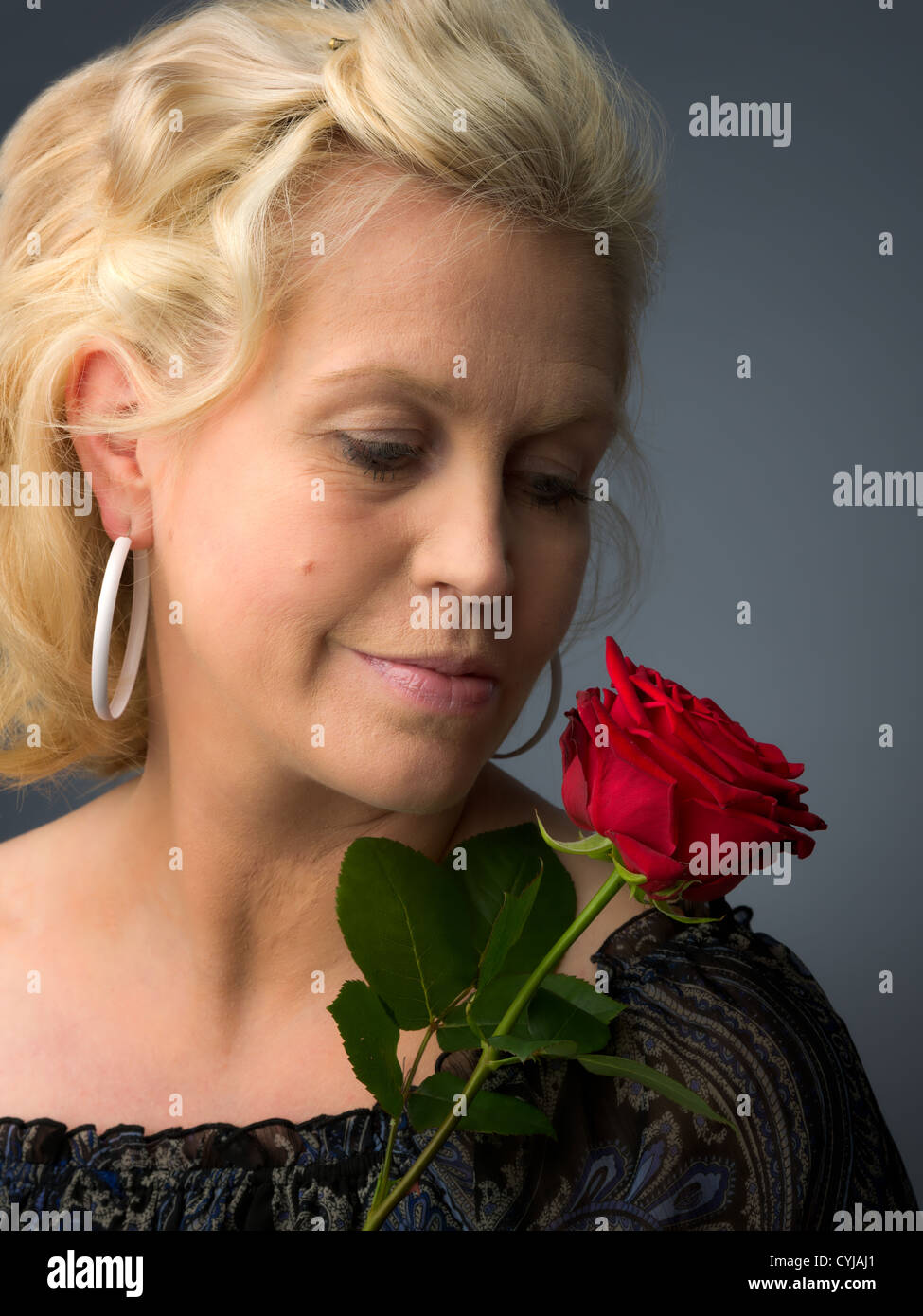 Frau und rote Rose Nahaufnahme Studio gedreht Stockfoto