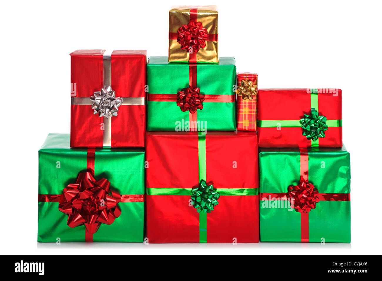 Eine Gruppe von Geschenk verpackt Geschenke in helles glänzendes Geschenkpapier mit Schleifen und Bändern, isoliert auf einem weißen Hintergrund. Stockfoto