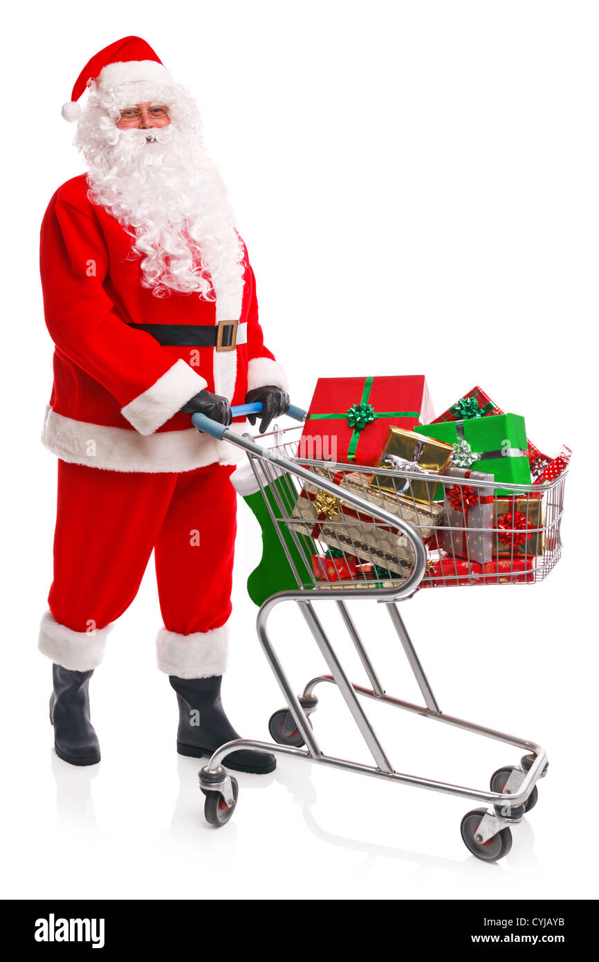 Santa Claus tun seine Weihnachtseinkäufe mit einem Wagen voller Geschenk verpackt Geschenke, isoliert auf einem weißen Hintergrund. Stockfoto