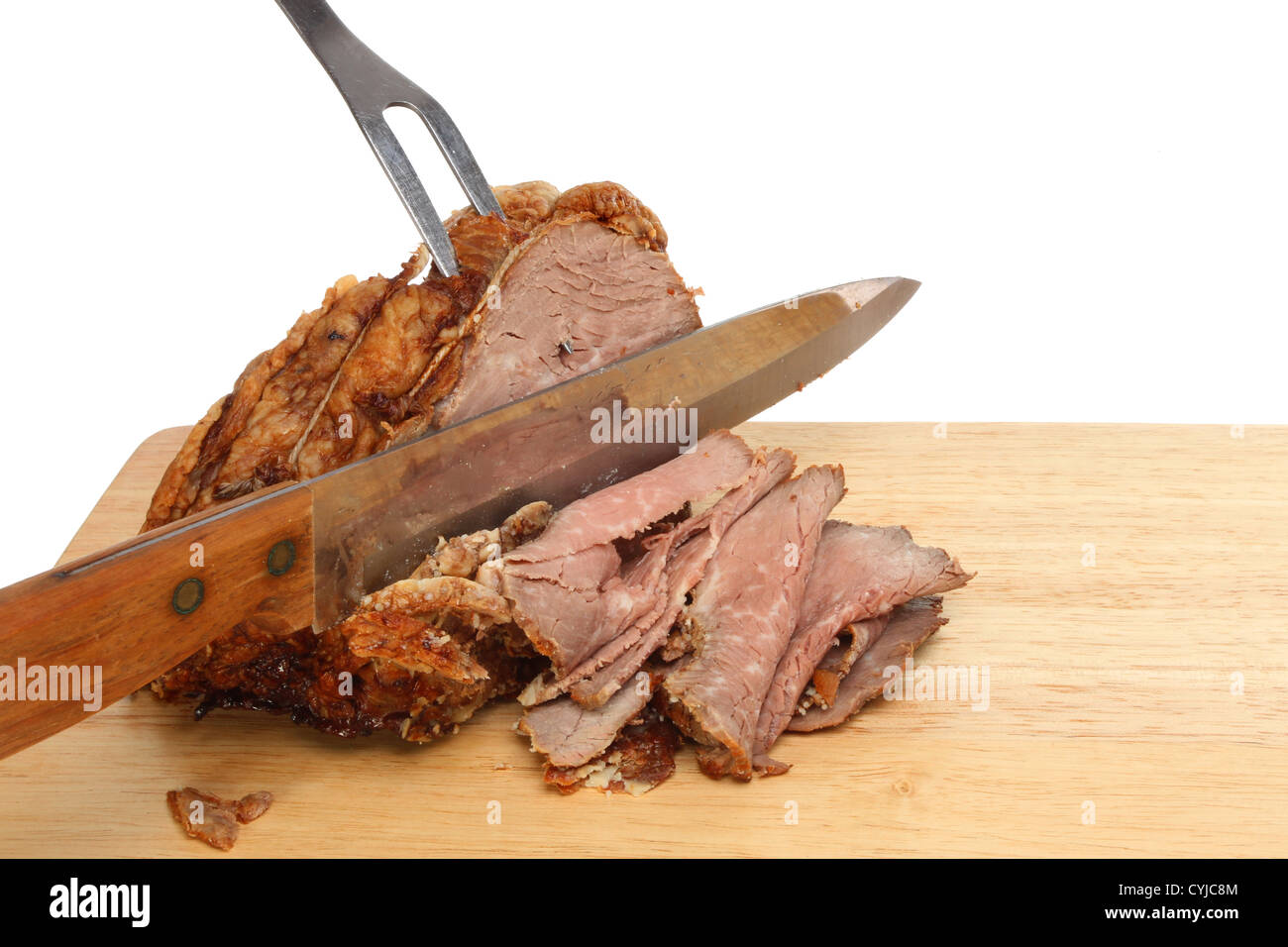Carving-Roastbeef, Fleisch Gelenk mit Schnitzmesser und Gabel auf einem Holzbrett Stockfoto