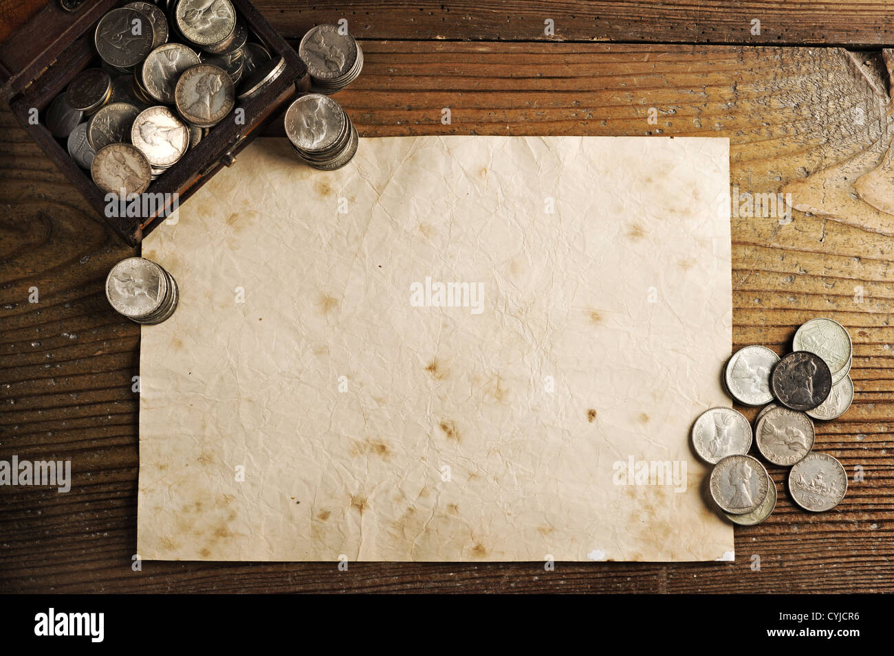 altes Papier Hintergrund Textur laut Schatztruhe und alte Münzen Stockfoto