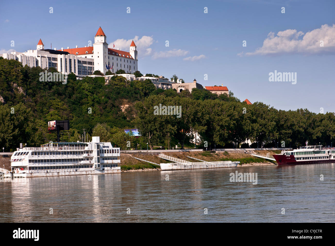 Die Burg von Bratislava gesehen von der Donau. Stockfoto