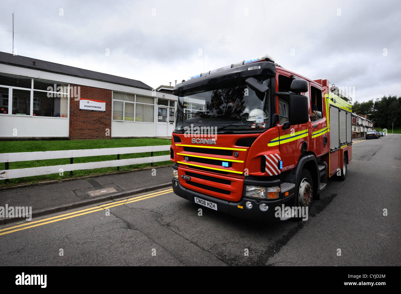 Ein Motor verlässt Pontypridd Feuerwache in South Wales UK Stockfoto