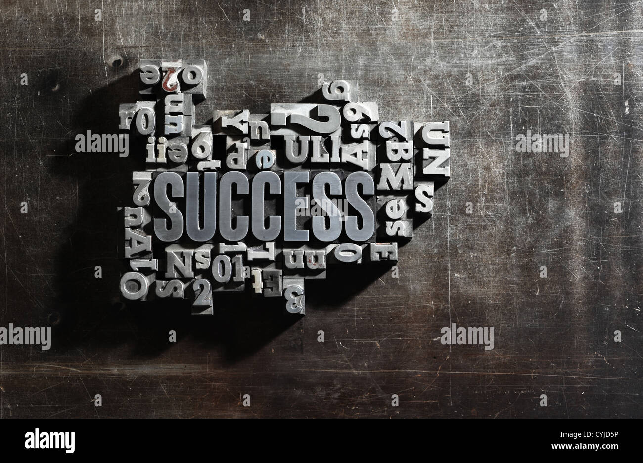 Alte Metall Buchstaben: Erfolgskonzept verwandte Wörter Stockfoto