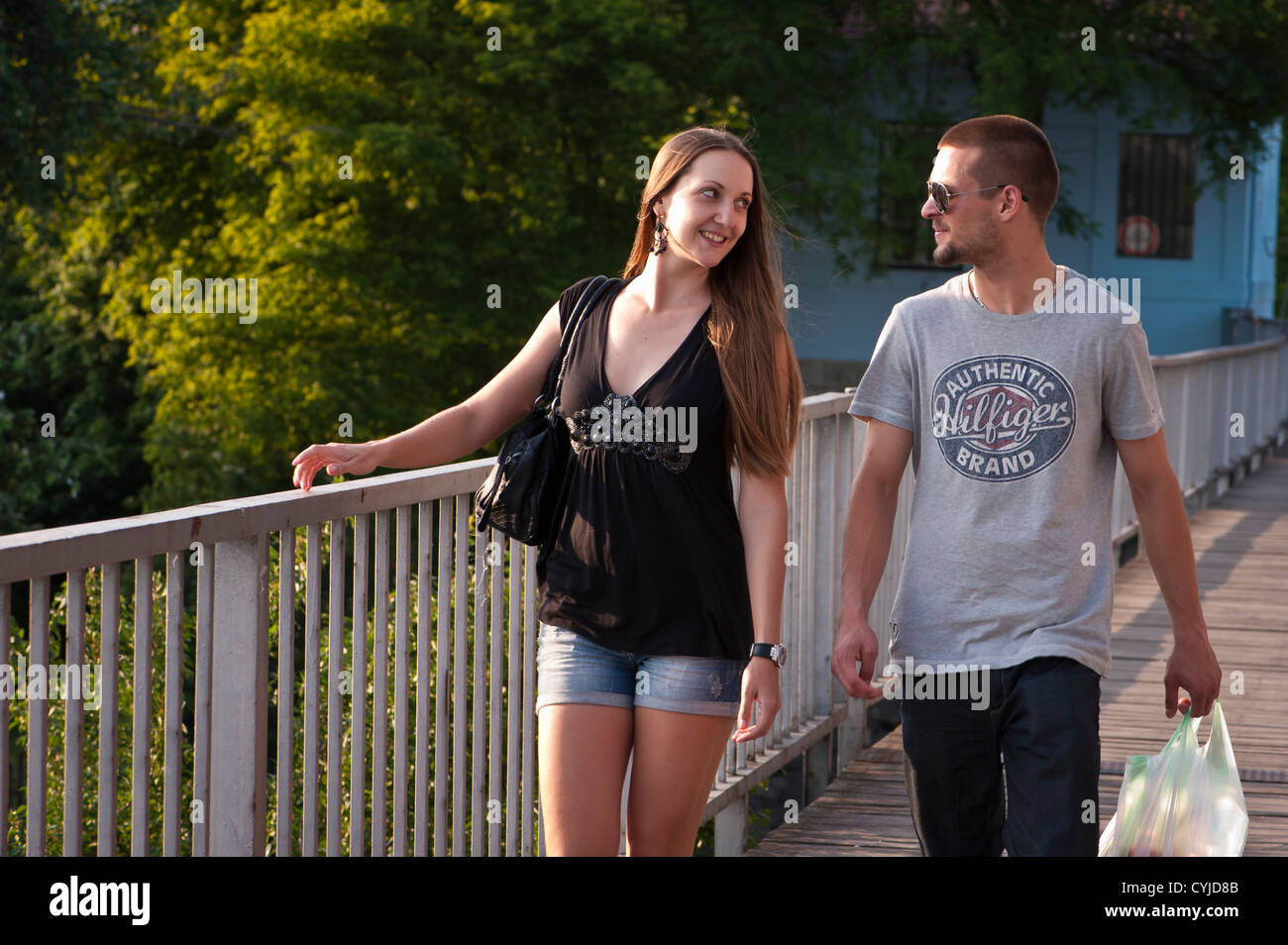 Junges Paar schlendern Sie über eine Brücke an einem Sommerabend, Bratislava Stockfoto