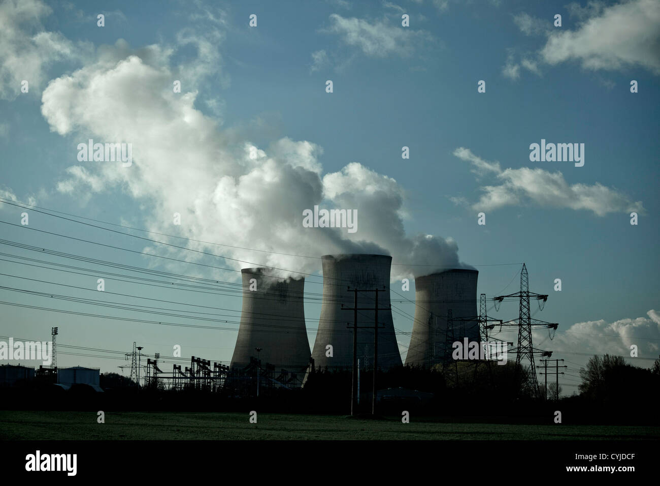 Kühltürme und Strommasten an Kohle abgefeuert Kraftwerk in England Stockfoto