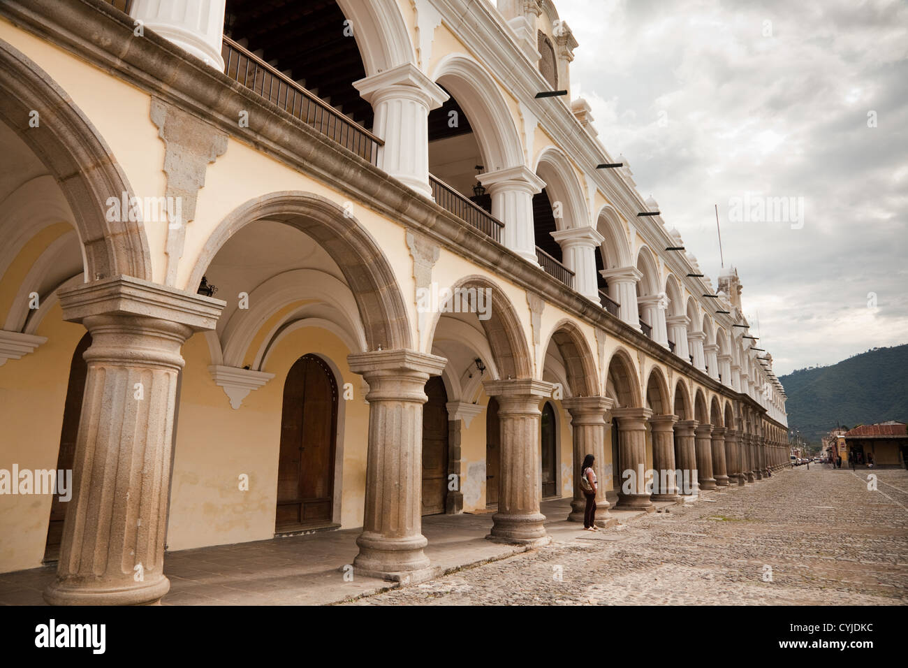Scheinbar endenden nie Bögen der atemberaubenden Palacio de Los Capitanes Generale in Antigua, Guatemala. Stockfoto