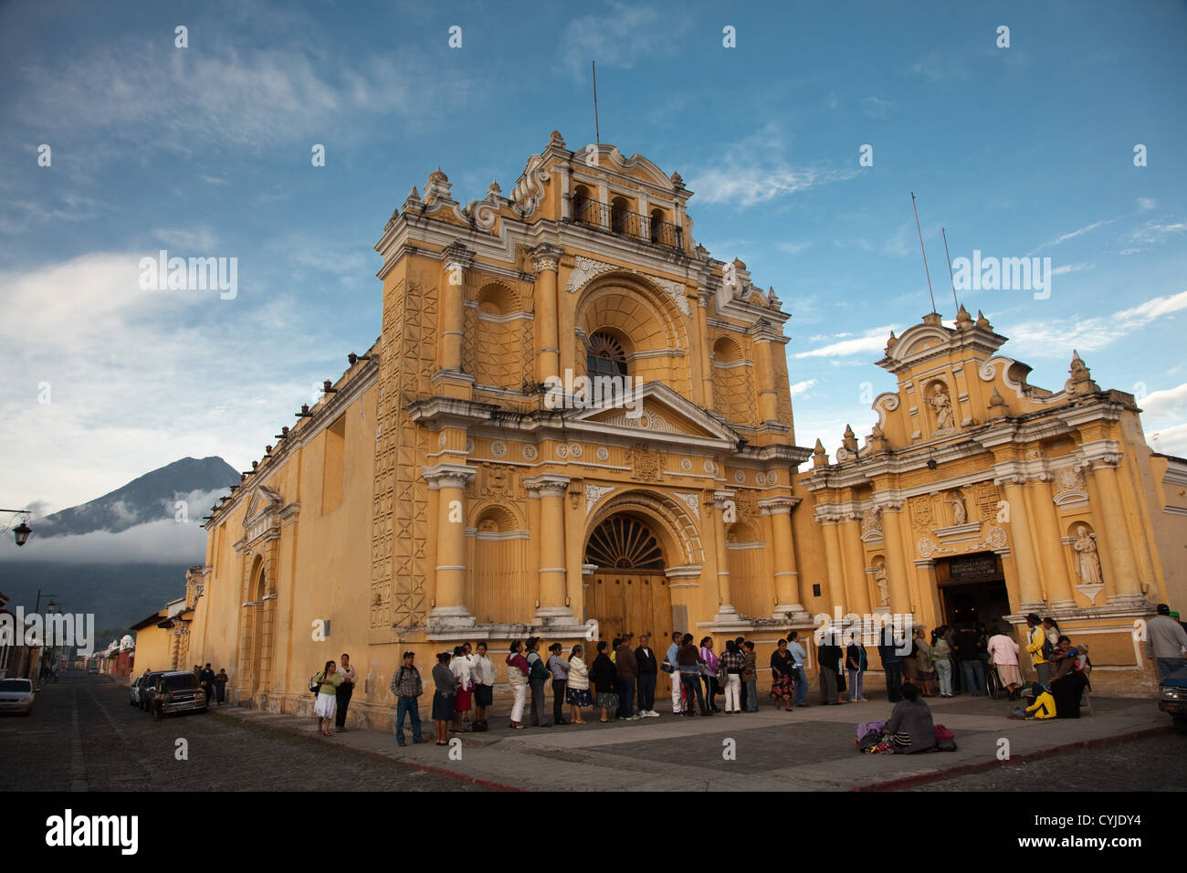 Einheimischen Line-up früh Hermano Pedro Hospital in Antigua. Stockfoto