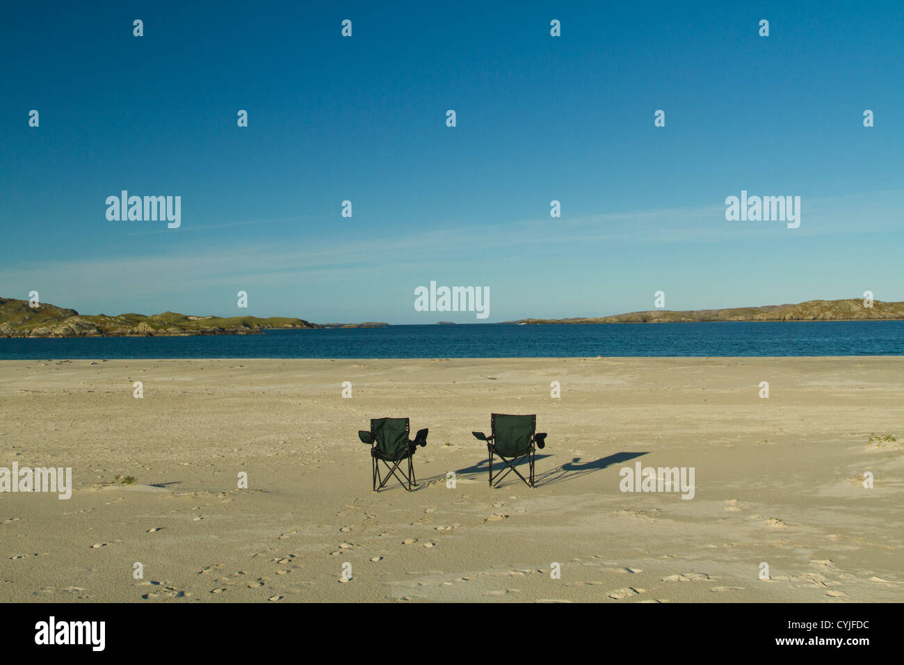 Leere Stühle in einem schönen, leere Landschaft evozieren eine Reihe von Emotionen. Great Bernera Insel, Lewis. Stockfoto