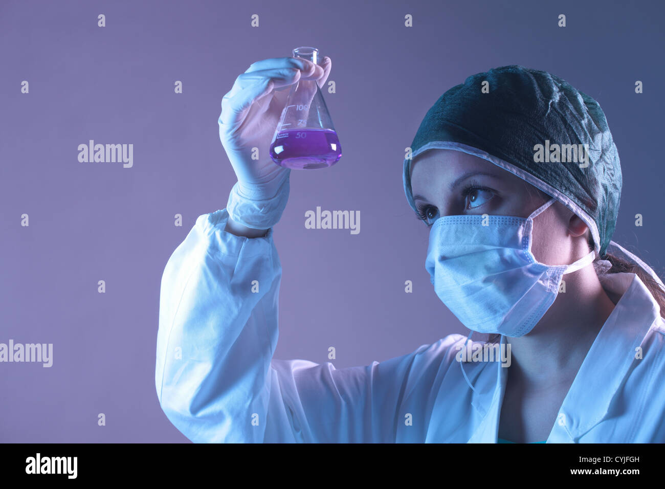 medizinische Bildverarbeitung: Forscherin arbeiten mit Chemikalien Stockfoto