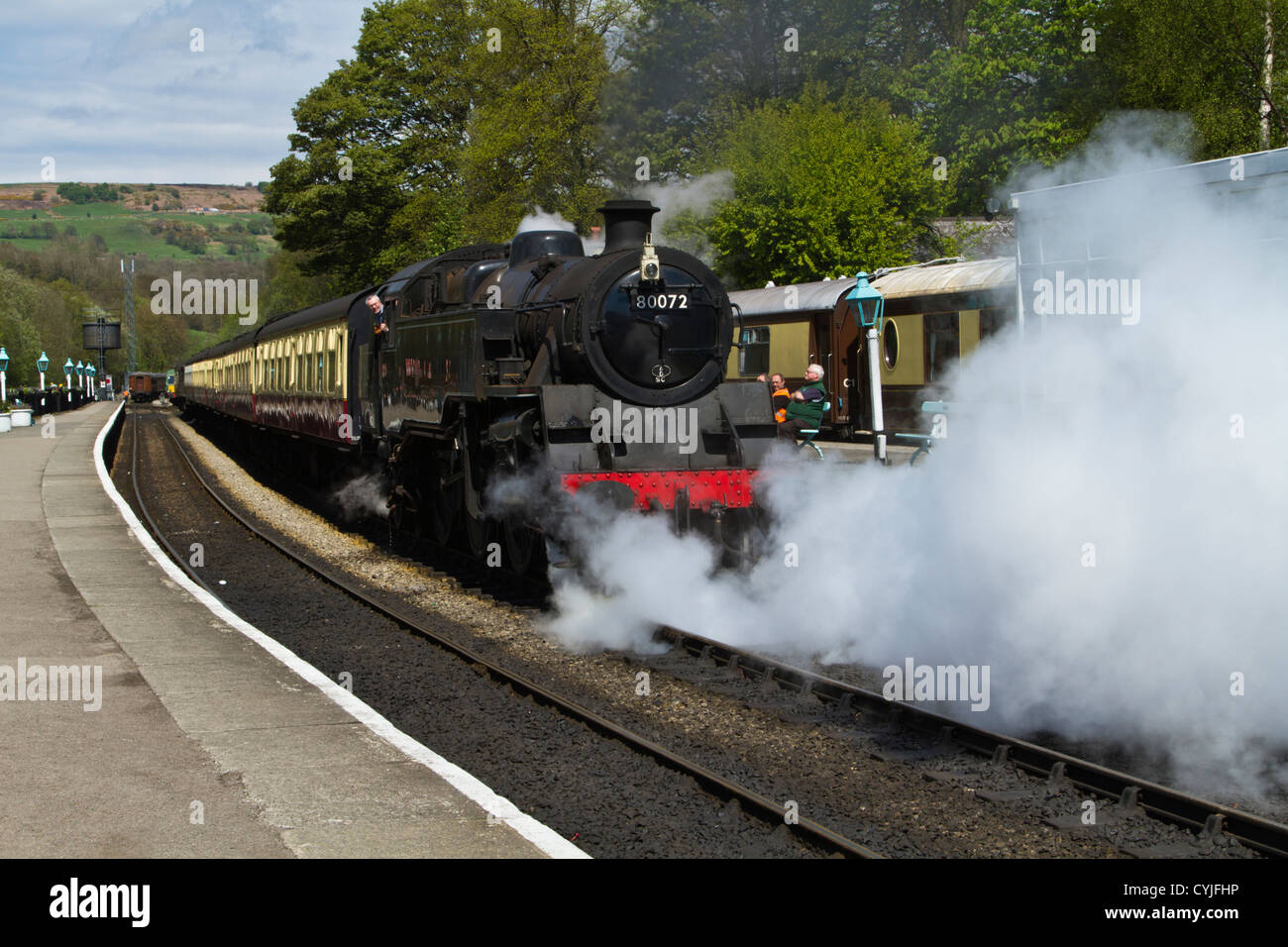 Ex-BR Standard Class 4 2-6-4 Tank Motor 80072 lässt sich austoben in Grosmont station in der Esk Valley in North Yorkshire Moors. Stockfoto