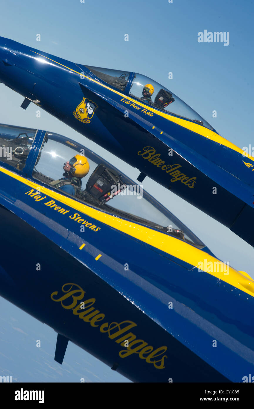 Marines aus uns Navy Flight Demonstration Squadron, fliegen die Blue Angels F/A-18 Hornets 19. September 2012 auf ihrem Weg nach Grand Junction, Colorado für die West Star Aviation Air Show. Stockfoto