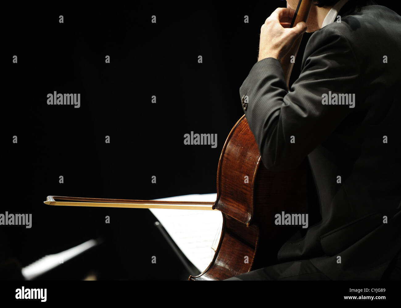 während eine klassische Konzertmusik spielen chello Stockfoto