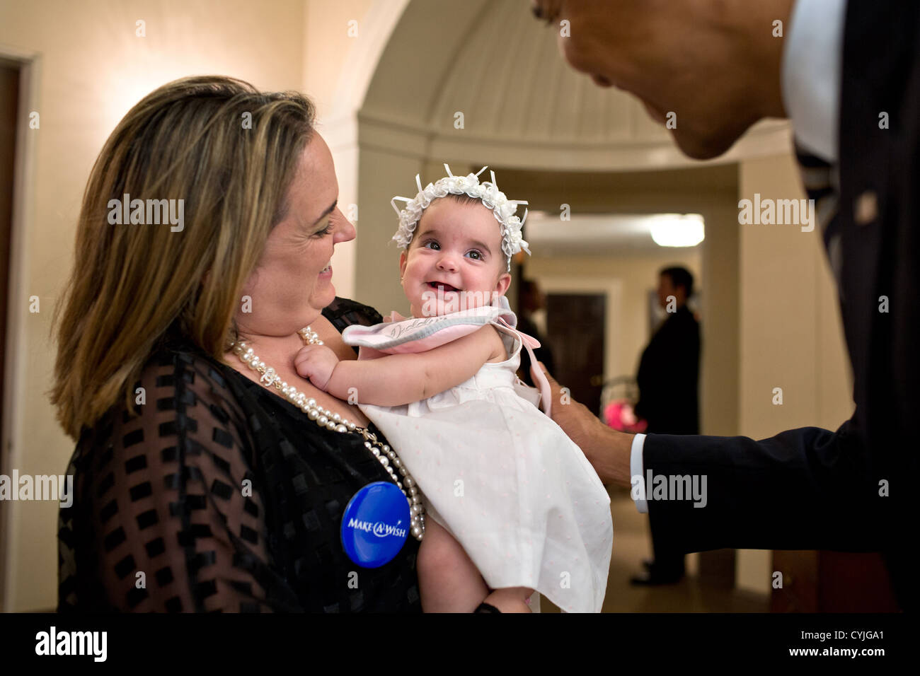 US Präsident Barack Obama begrüßt die Familie Make A Wish Kindes Francisco Paqui Lopez Pena 6. August 2012 außerhalb des Oval Office des weißen Hauses. Stockfoto