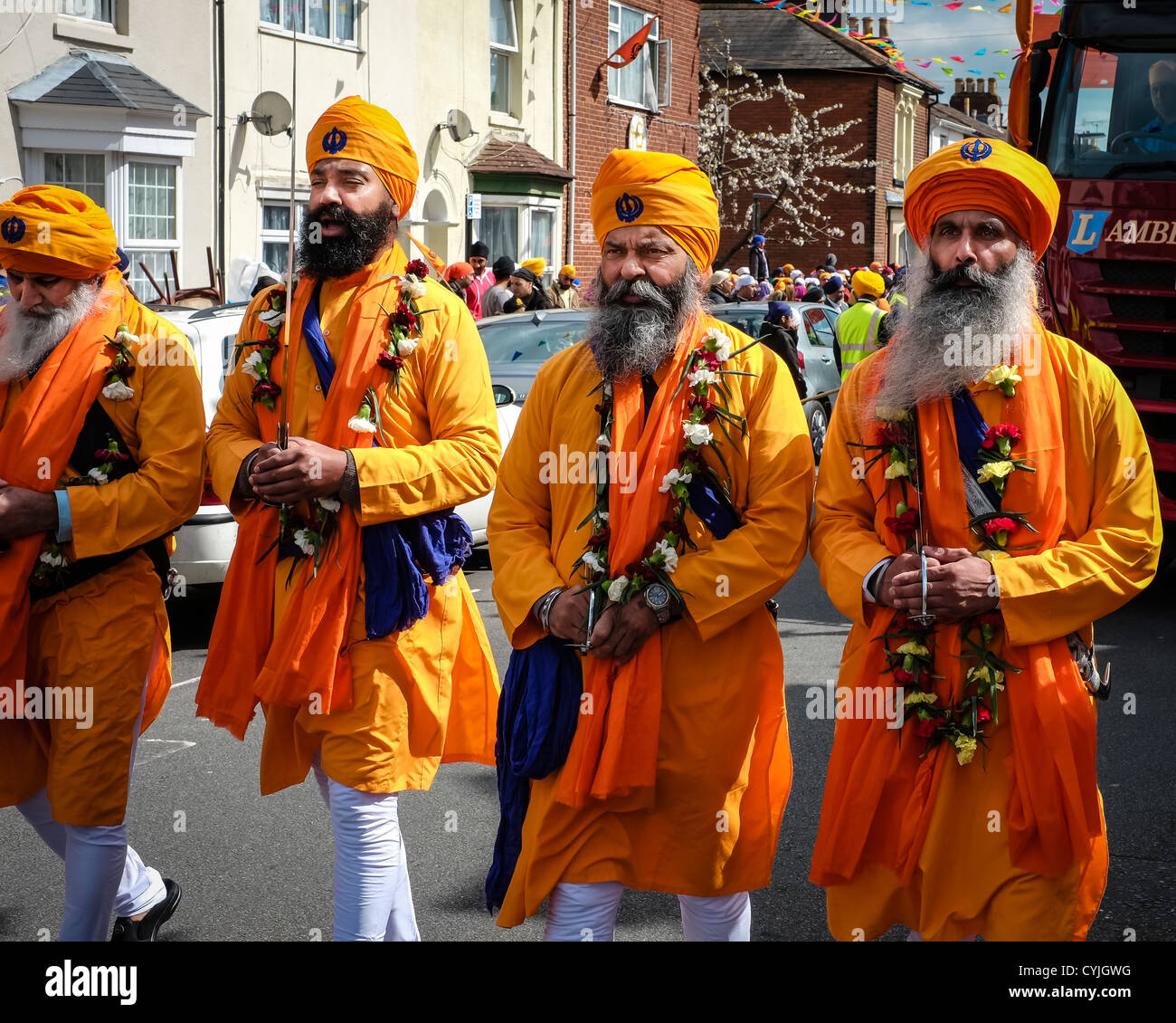 Mitglieder des Gurdwara Ehrengarde bei den Feierlichkeiten des Vaisakhi der Sikh Gemeinschaft in Southampton, England. Stockfoto