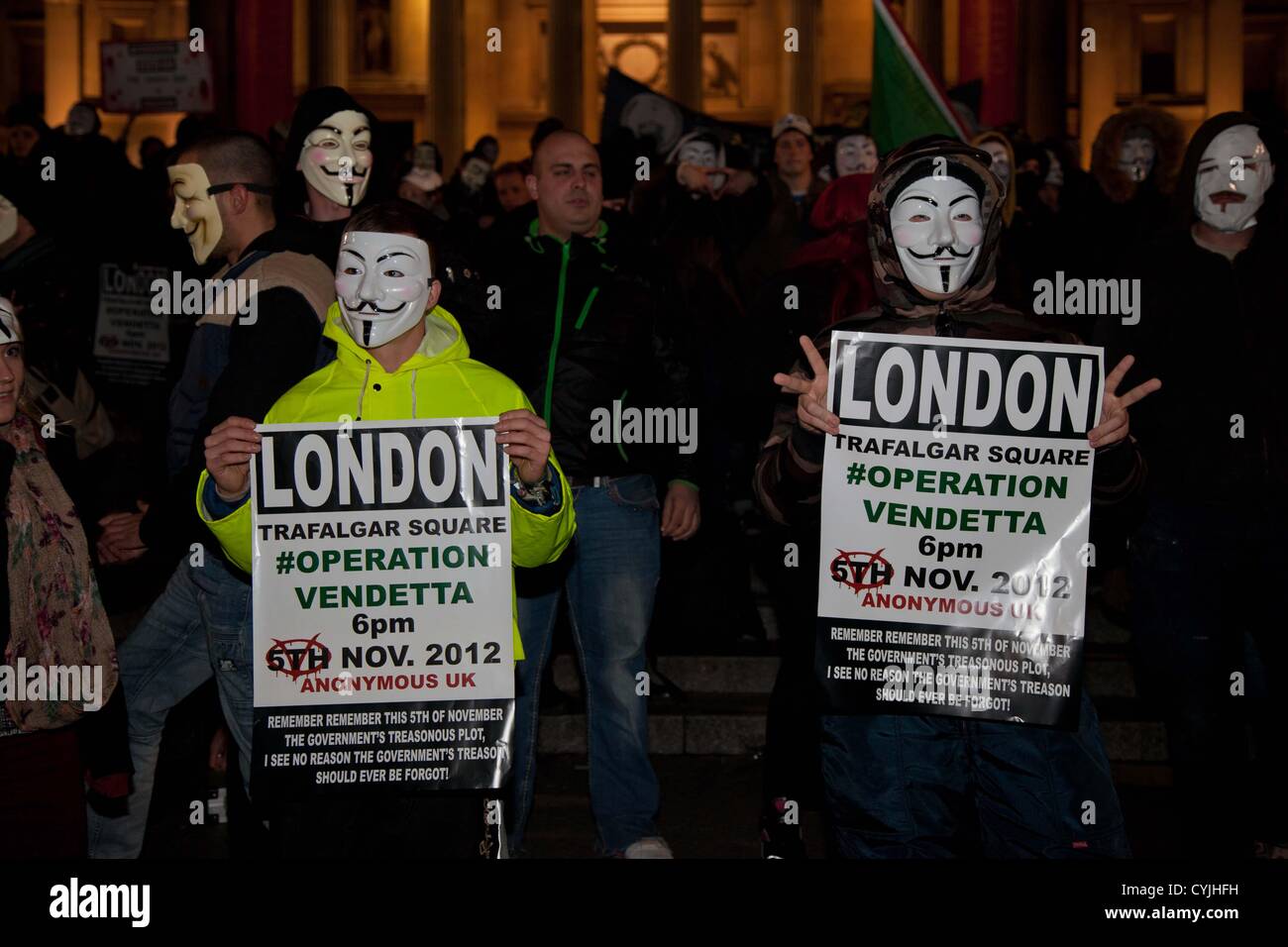 London, UK. 5. November 2012 Demonstranten mit V for Vendetta Masken und Kostüme erwarten den Beginn des Marsches auf dem Trafalgar Square. Stockfoto