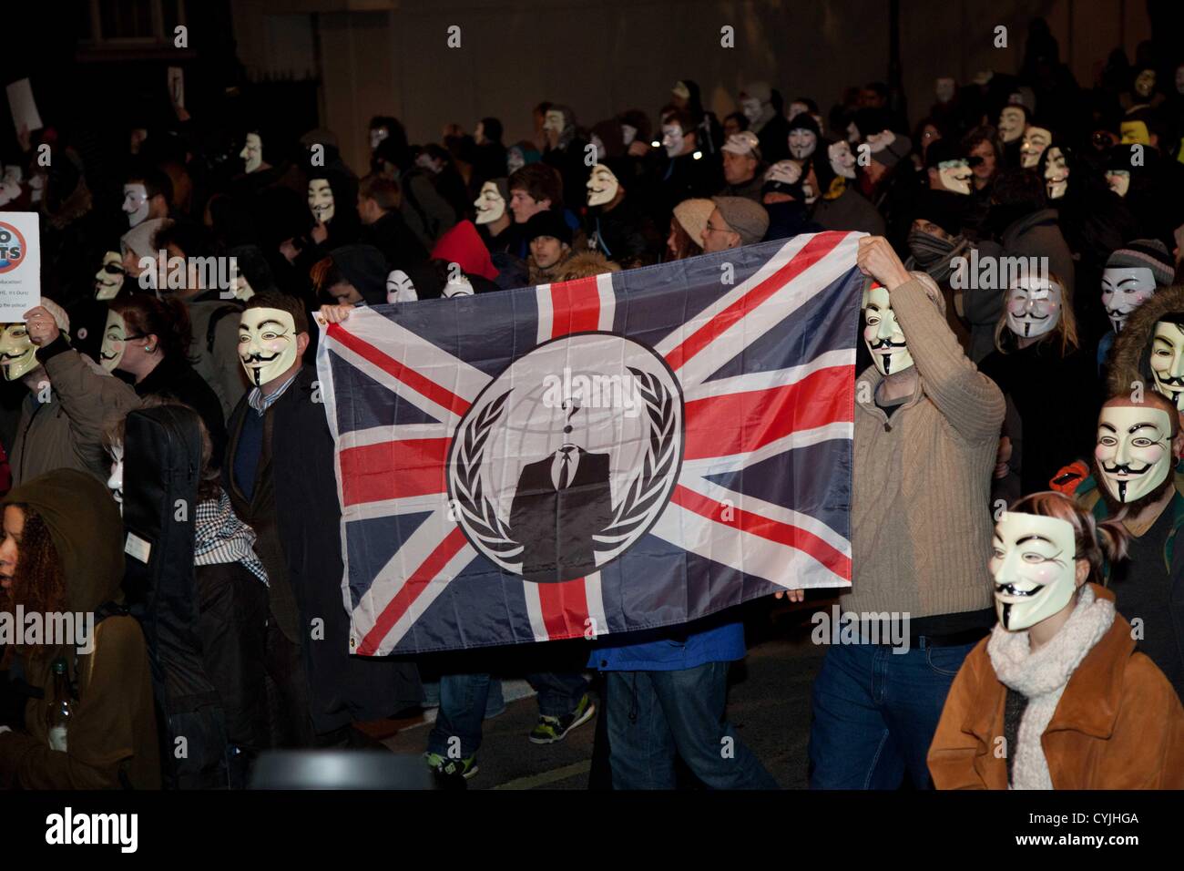 London, UK. 5. November 2012 Demonstranten marschierten vom Trafalgar Square entfernt, gegenüber dem Parlament in einem Versuch, eine Szene aus dem Film V For Vendetta neu zu erstellen. Viele der Teilnehmer an den Protesten trug die Maske aus dem Film berühmt gemacht. Polizei enthalten den Protest außerhalb des Parlaments, Tore waren einige Schlägereien stattfanden. Stockfoto