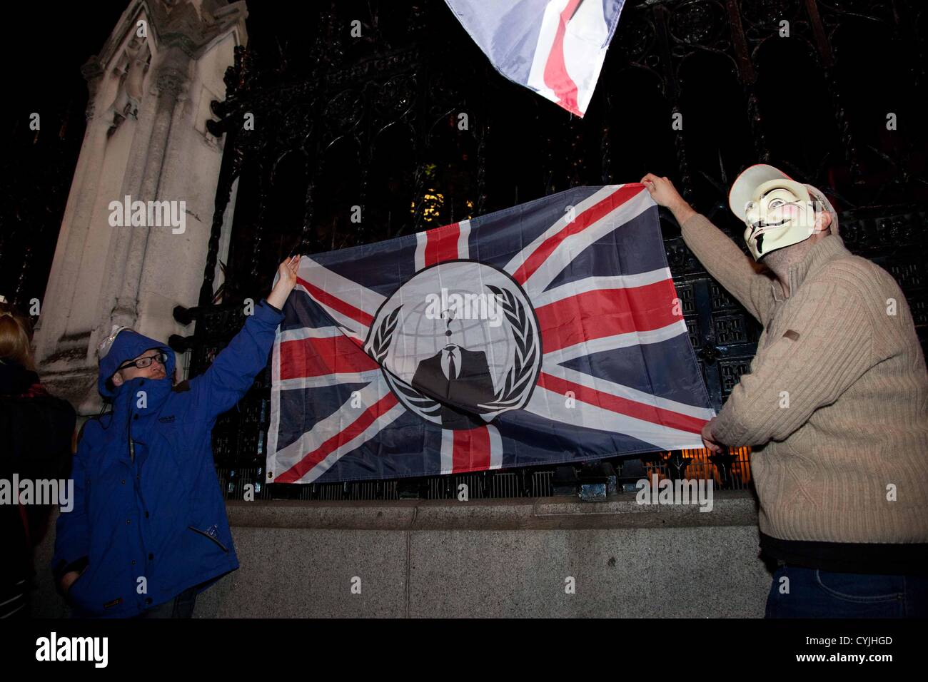London, UK. 5. November 2012 Demonstranten marschierten vom Trafalgar Square entfernt, gegenüber dem Parlament in einem Versuch, eine Szene aus dem Film V For Vendetta neu zu erstellen. Viele der Teilnehmer an den Protesten trug die Maske aus dem Film berühmt gemacht. Polizei enthalten den Protest außerhalb des Parlaments, Tore waren einige Schlägereien stattfanden. Stockfoto