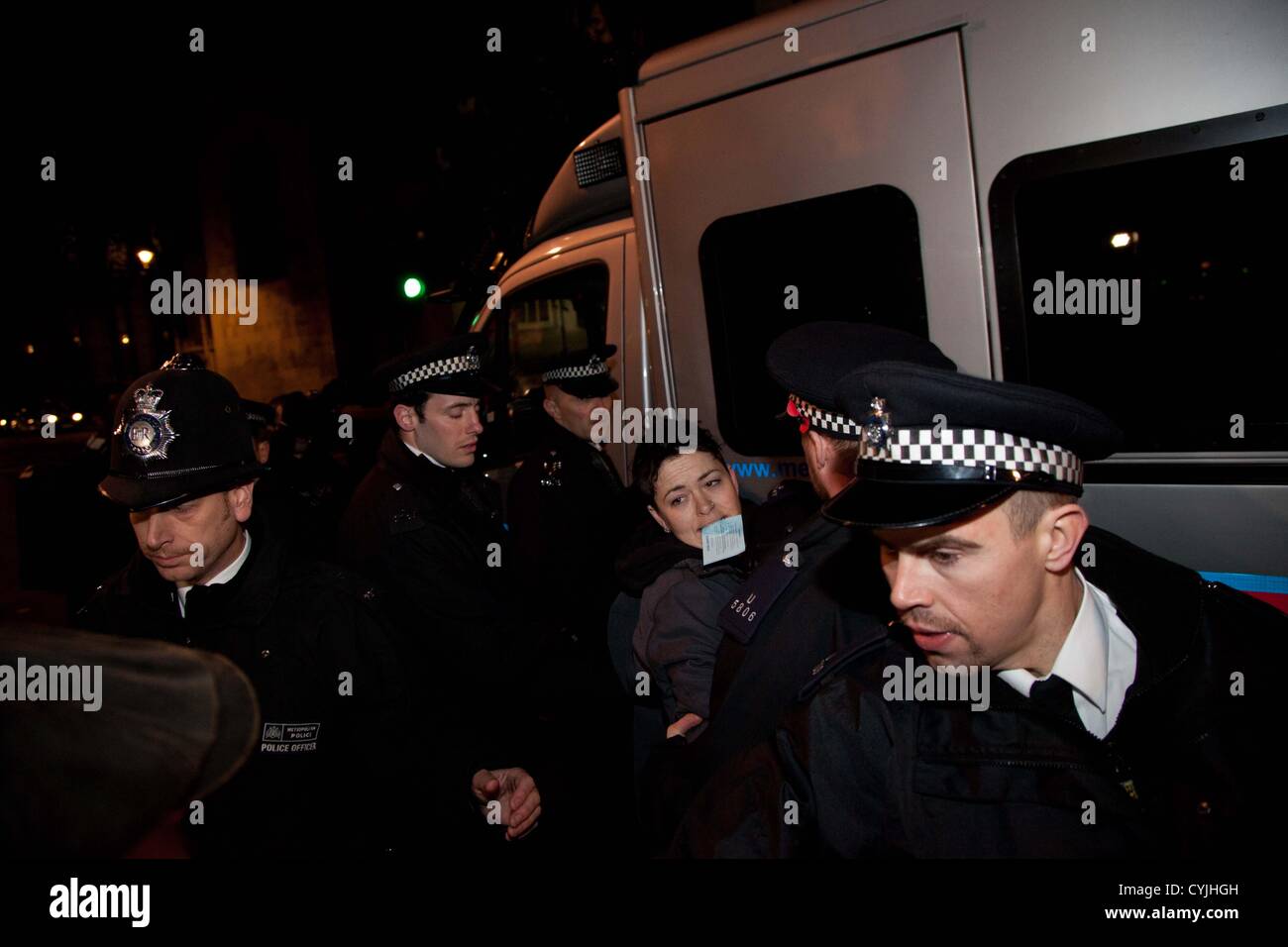 London, UK. 5. November 2012 Polizei verhaften einen Protest, nachdem er versucht, die Tore des Parlaments zu klettern. Stockfoto