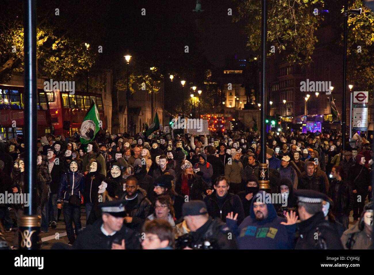 London, UK. 5. November 2012 Demonstranten marschierten vom Trafalgar Square entfernt, gegenüber dem Parlament in einem Versuch, eine Szene aus dem Film V For Vendetta neu zu erstellen. Viele der Teilnehmer an den Protesten trug die Maske aus dem Film berühmt gemacht. Polizei enthalten den Protest außerhalb des Parlaments, Tore waren einige Schlägereien stattfanden. Stockfoto